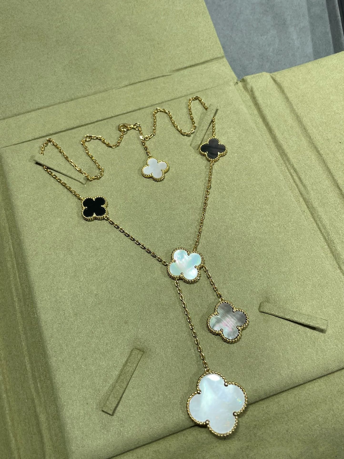 [Olivia JW]CLOVER 6 MOTIF MOP ONYX GOLD NECKLACE