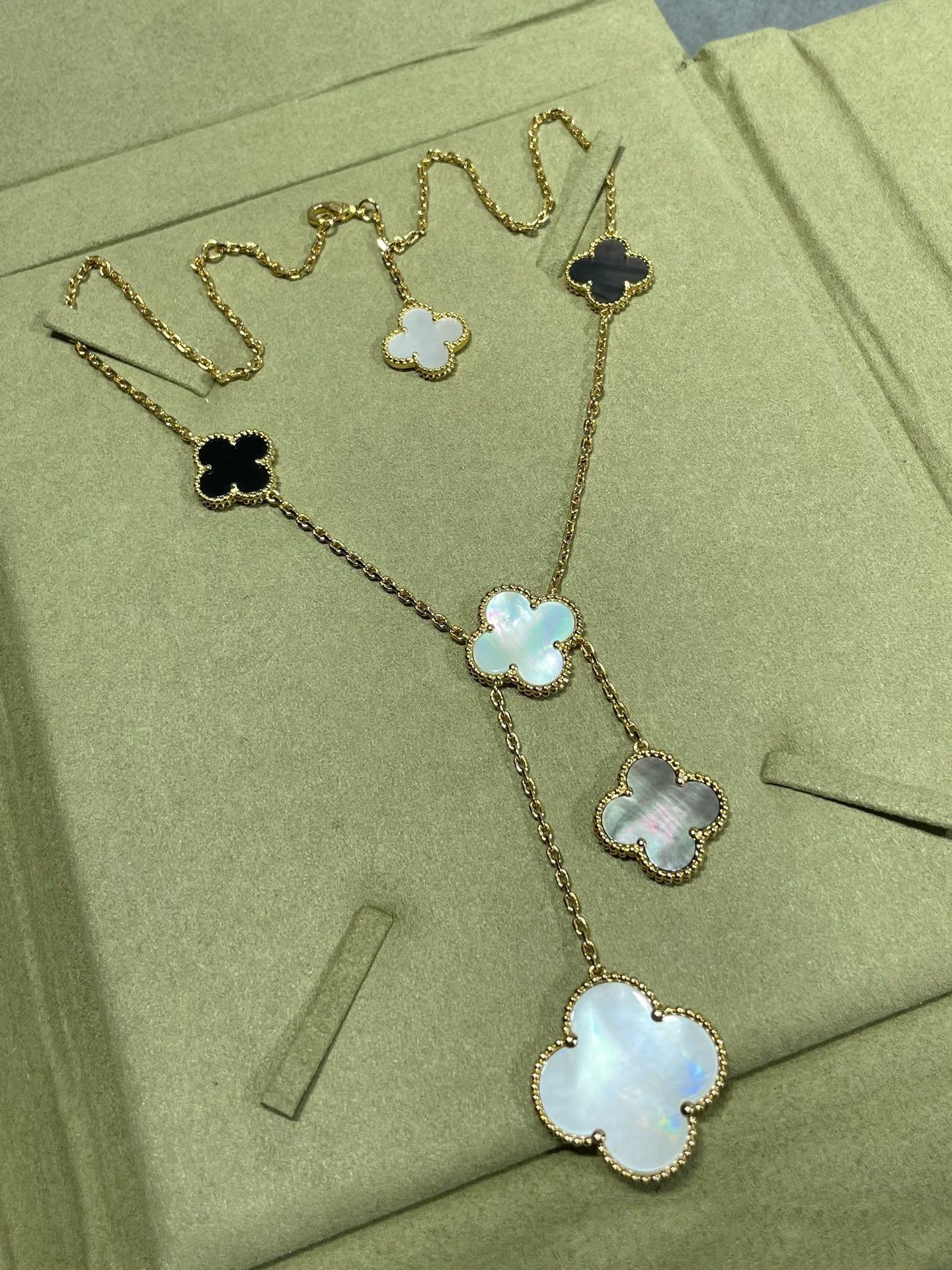 [Olivia JW]CLOVER 6 MOTIF MOP ONYX GOLD NECKLACE