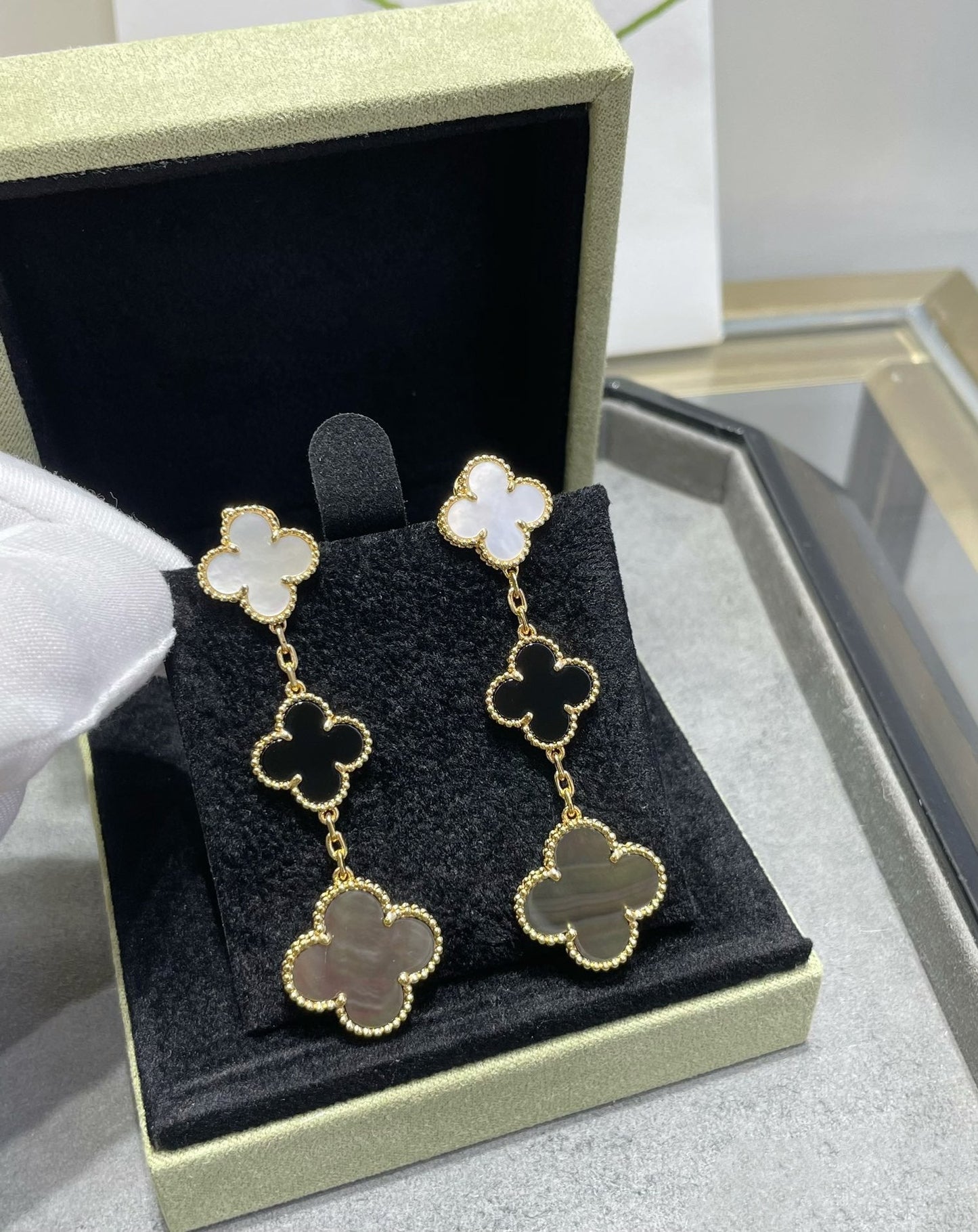 [Olivia JW]CLOVER 3 MOTIF MOP ONYX DARK MOP PINK GOLD EARRINGS