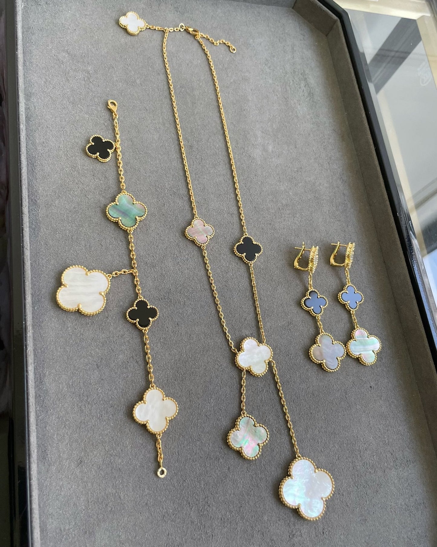 [Olivia JW]CLOVER 3 MOTIF MOP ONYX DARK MOP PINK GOLD EARRINGS