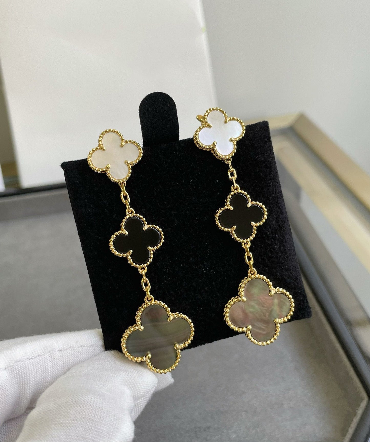 [Olivia JW]CLOVER 3 MOTIF MOP ONYX DARK MOP PINK GOLD EARRINGS