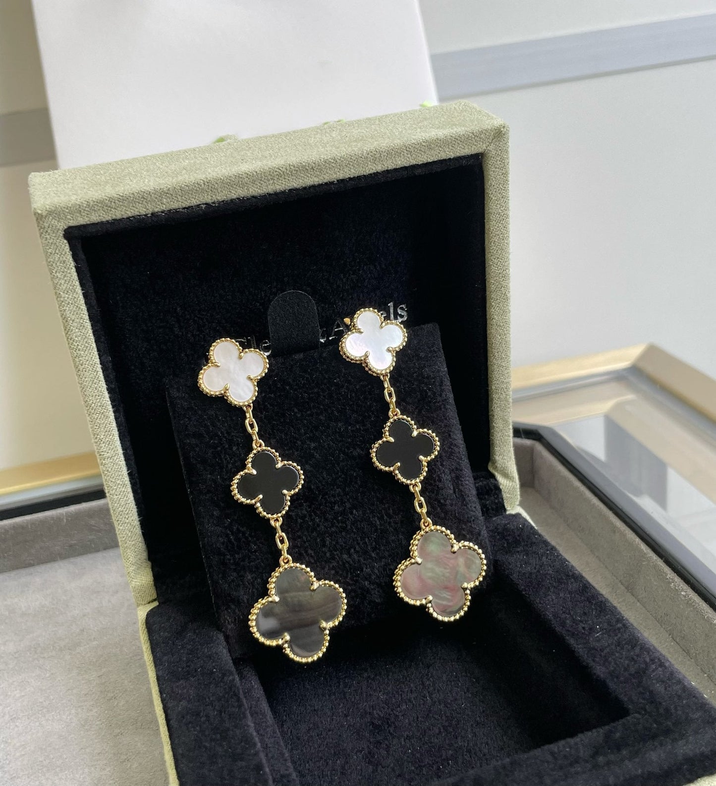 [Olivia JW]CLOVER 3 MOTIF MOP ONYX DARK MOP PINK GOLD EARRINGS