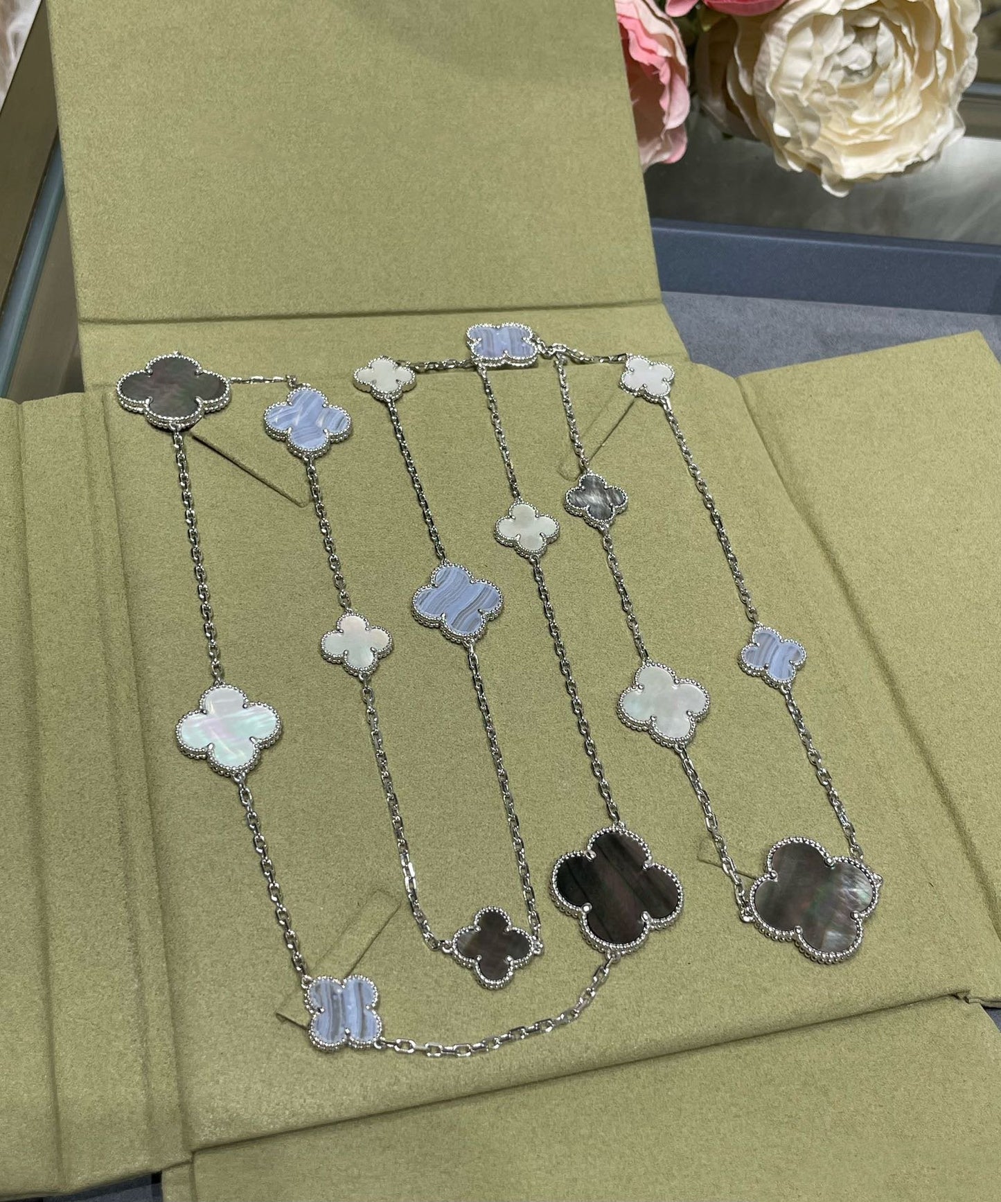 [Olivia JW]CLOVER 16 MOTIF CHALCEDONY MOP SILVER NECKLACE