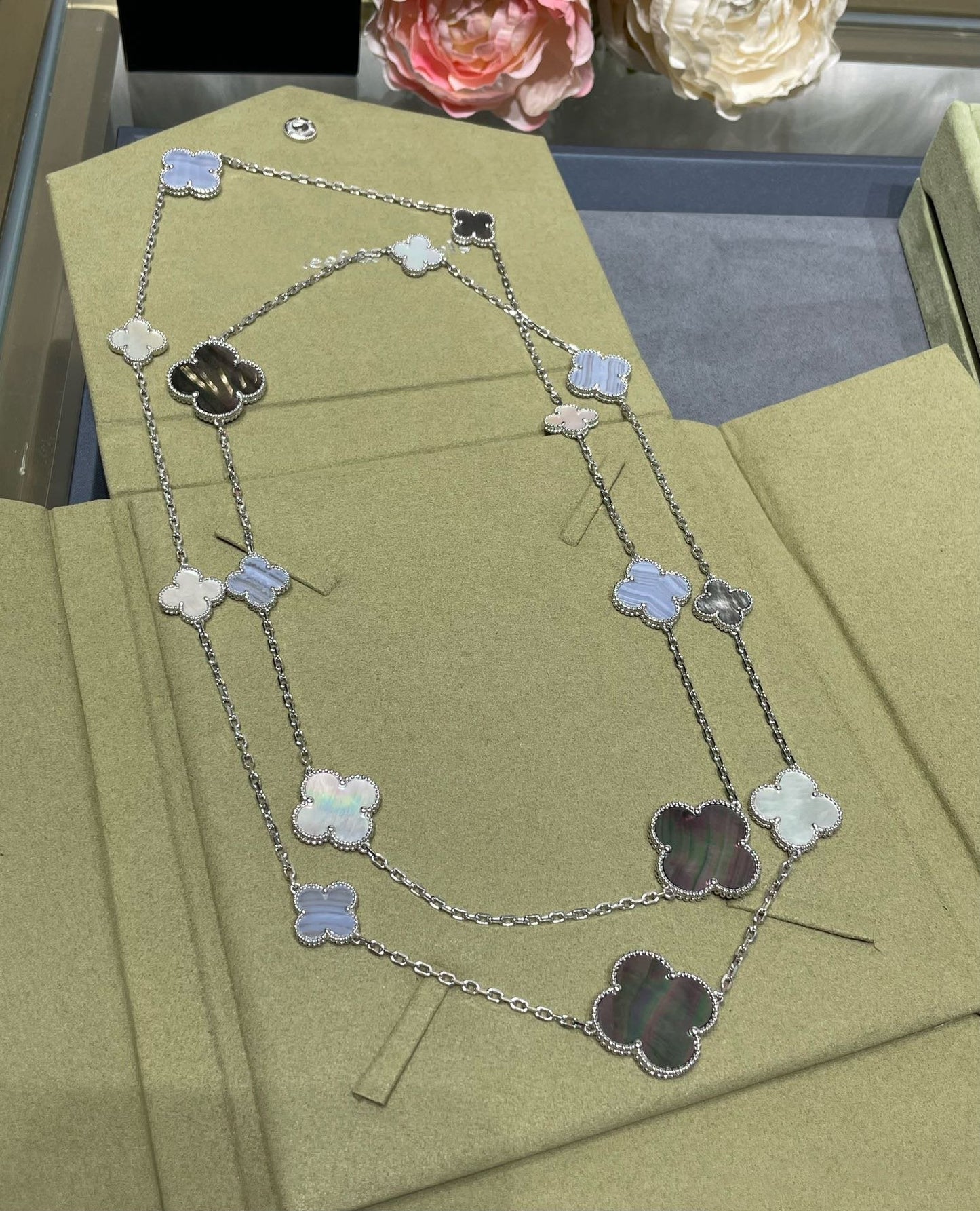 [Olivia JW]CLOVER 16 MOTIF CHALCEDONY MOP SILVER NECKLACE