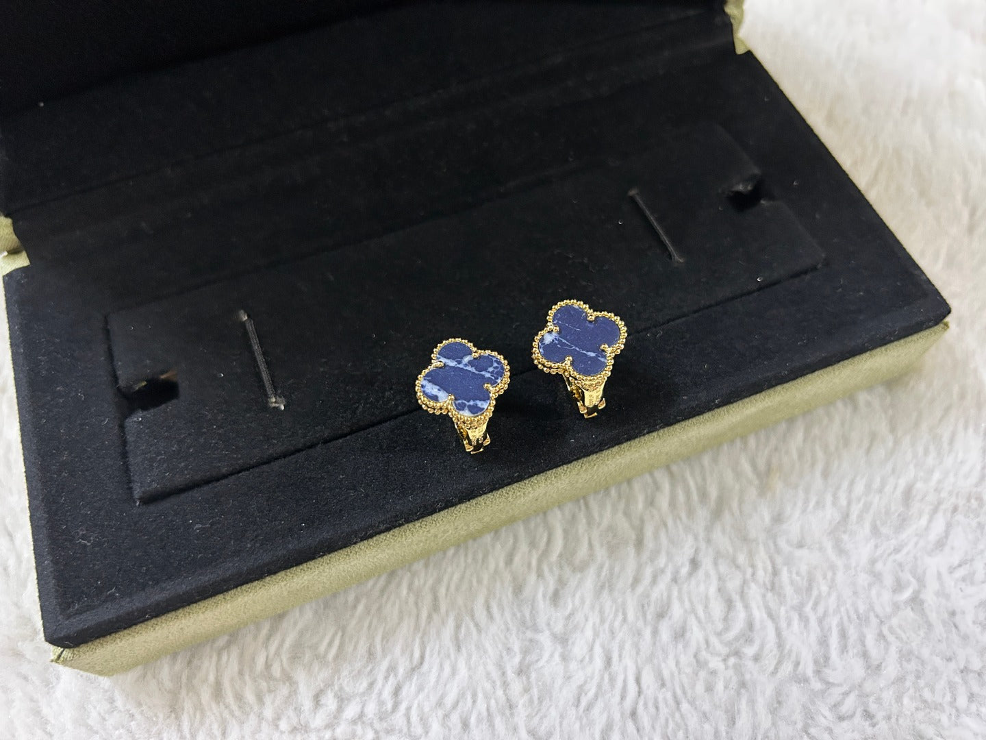 [Olivia JW]CLOVER PIETERSITE MEDIUM STUD EARRINGS