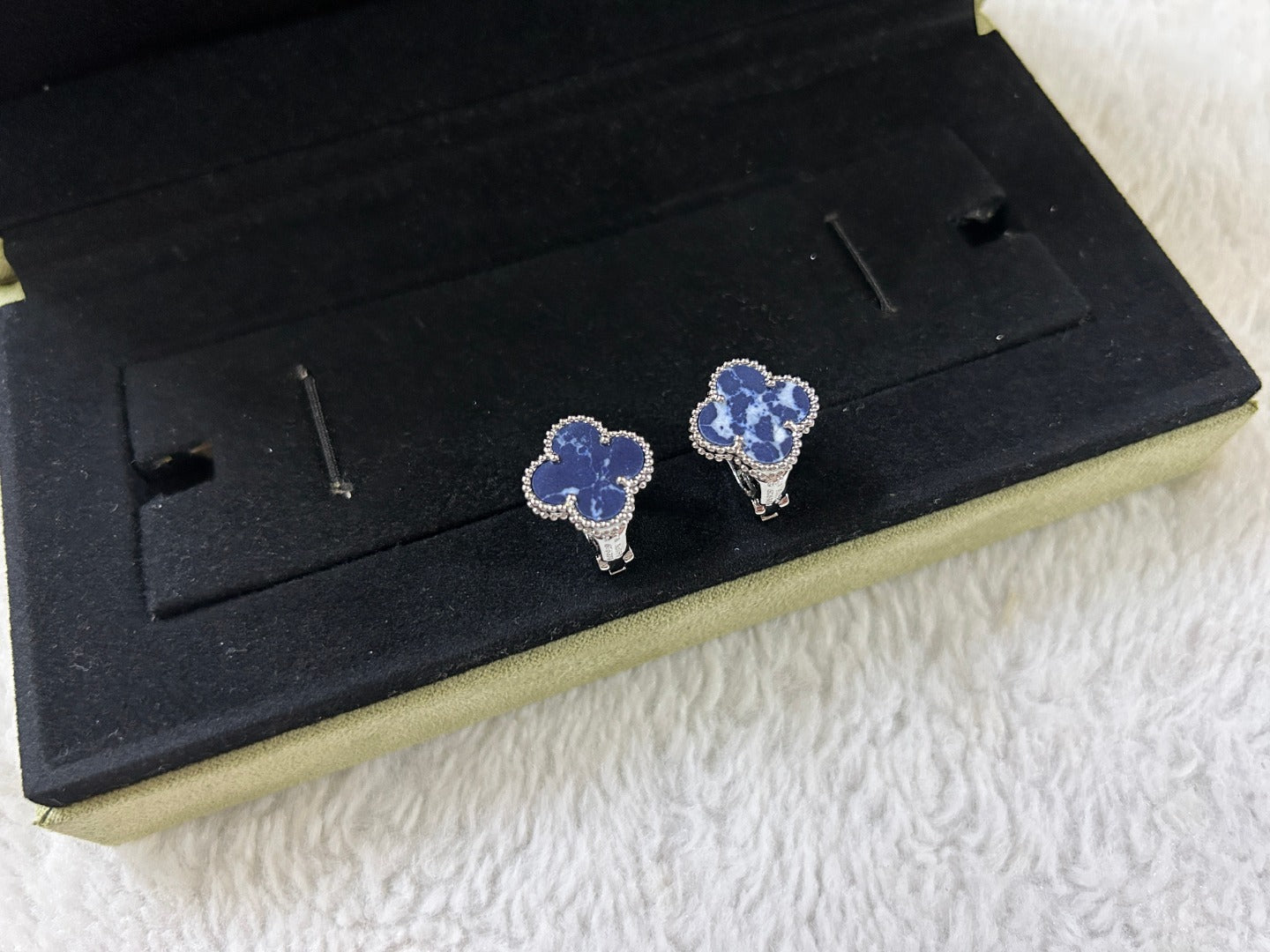 [Olivia JW]CLOVER PIETERSITE MEDIUM STUD EARRINGS