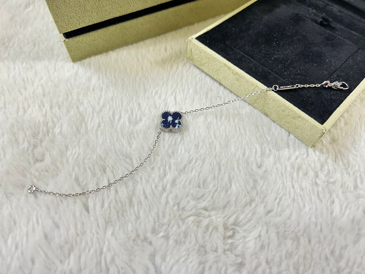 [Olivia JW]CLOVER 1 MOTIF PIETERSITE BRACELET