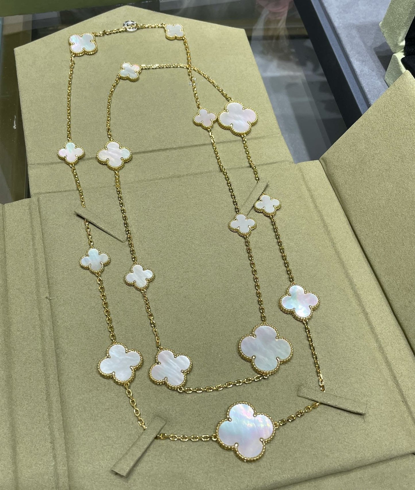 [Olivia JW]CLOVER 16 MOTIF WHITE MOP GOLD NECKLACE