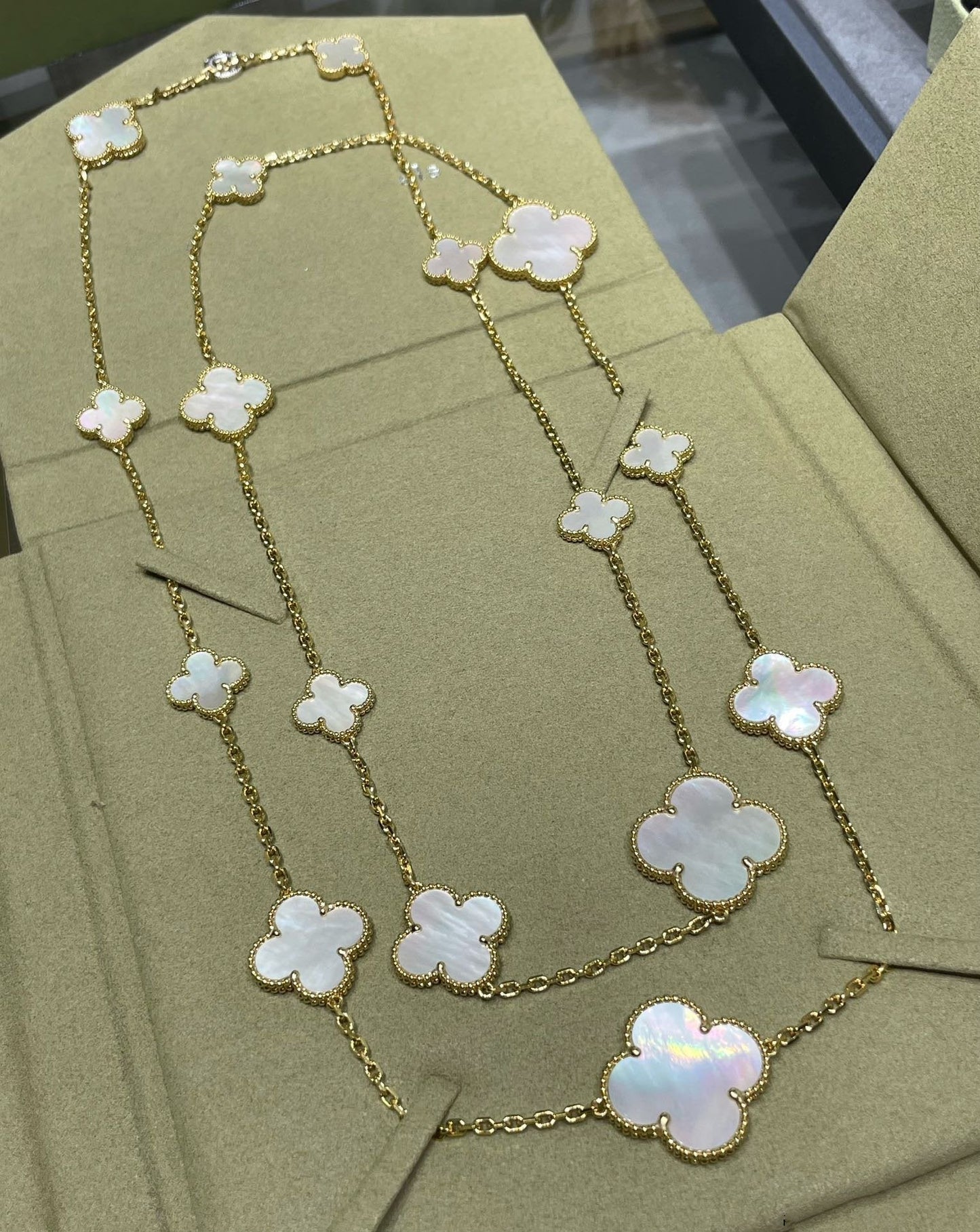 [Olivia JW]CLOVER 16 MOTIF WHITE MOP GOLD NECKLACE