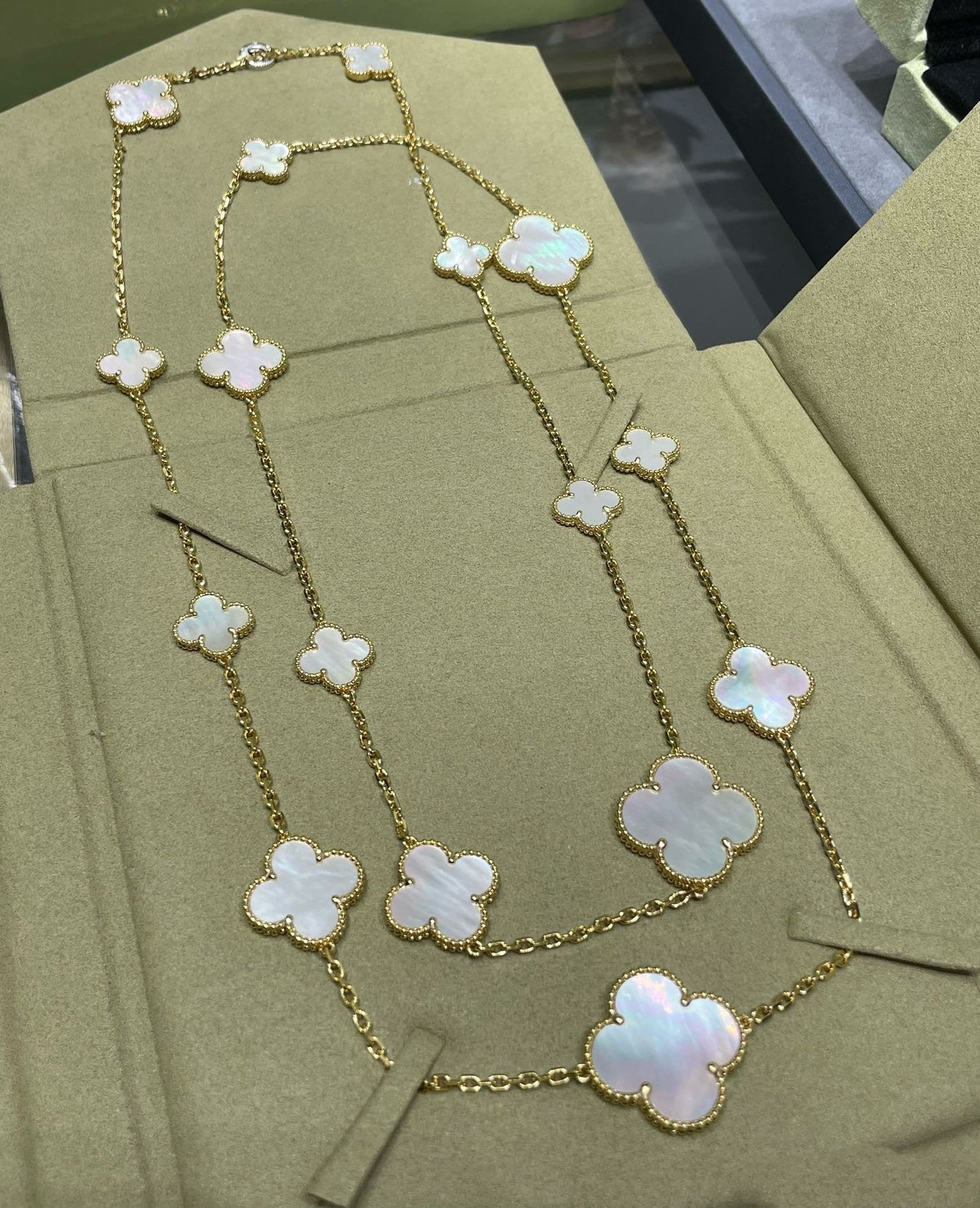 [Olivia JW]CLOVER 16 MOTIF WHITE MOP GOLD NECKLACE