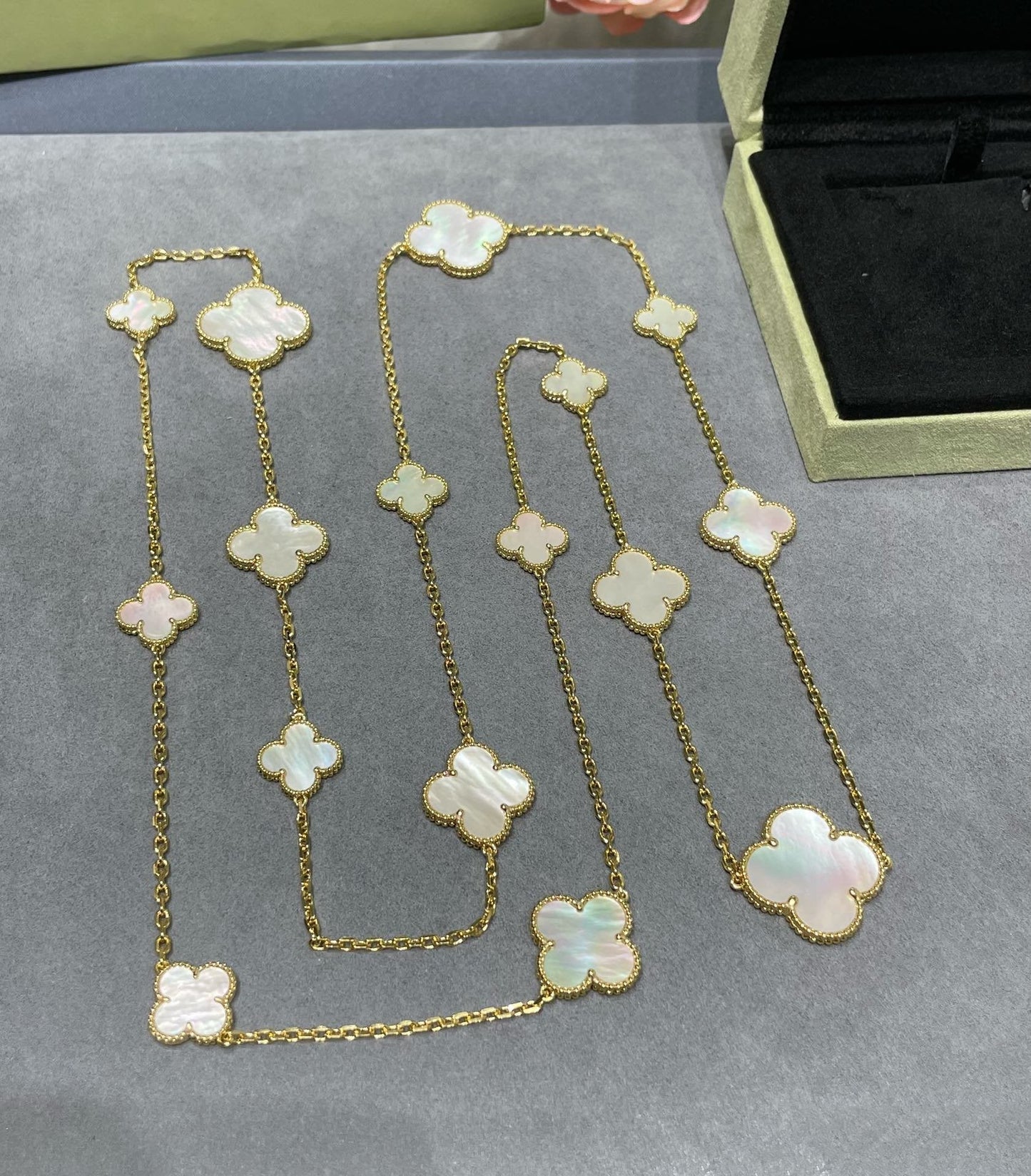 [Olivia JW]CLOVER 16 MOTIF WHITE MOP GOLD NECKLACE