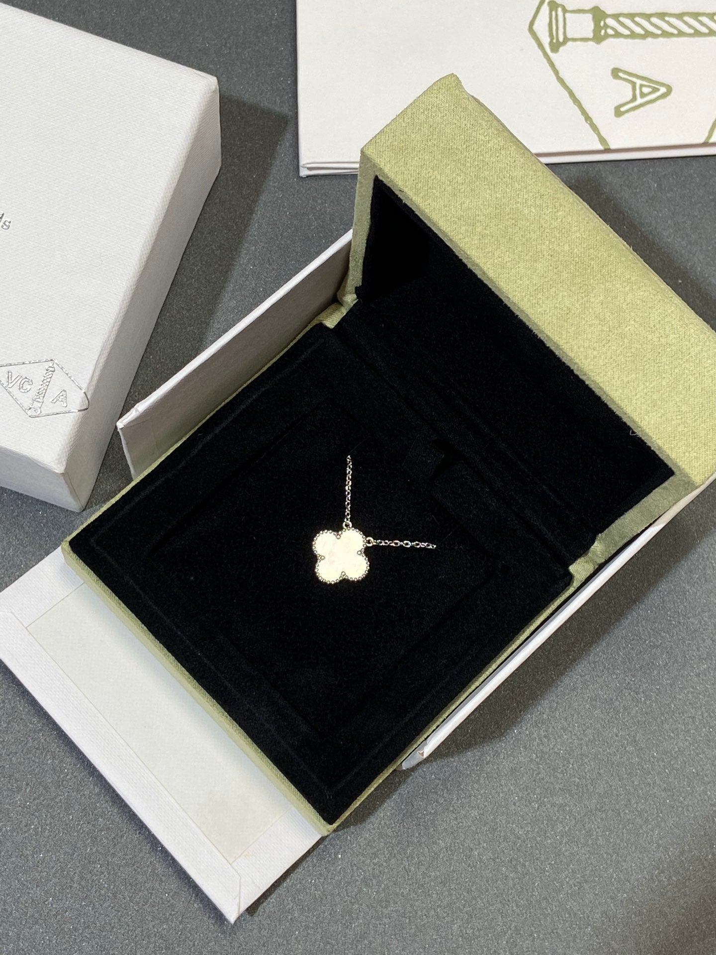 [Olivia JW]CLOVER MEDIUM SILVER WHITE MOP NECKLACE