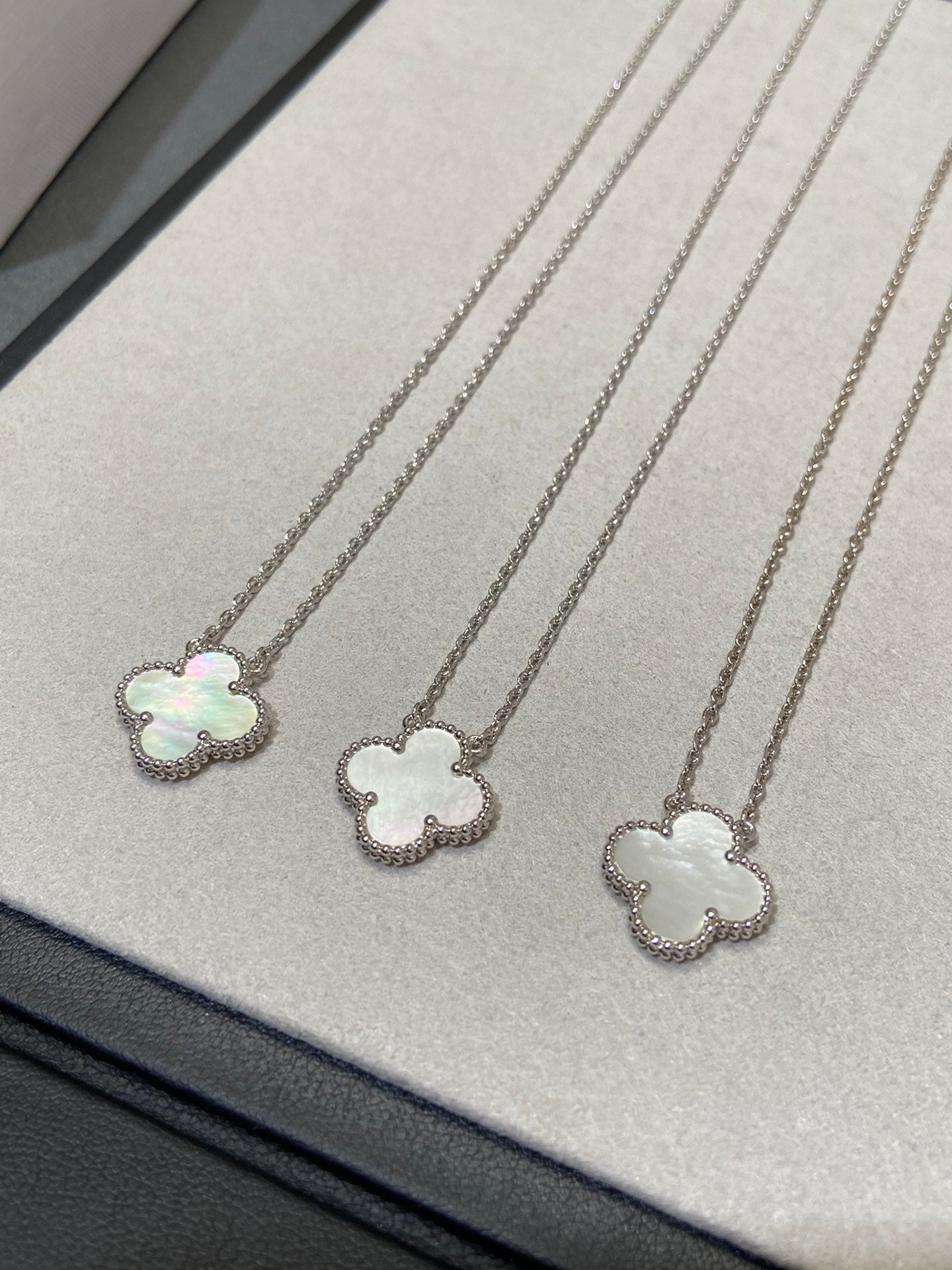 [Olivia JW]CLOVER MEDIUM SILVER WHITE MOP NECKLACE