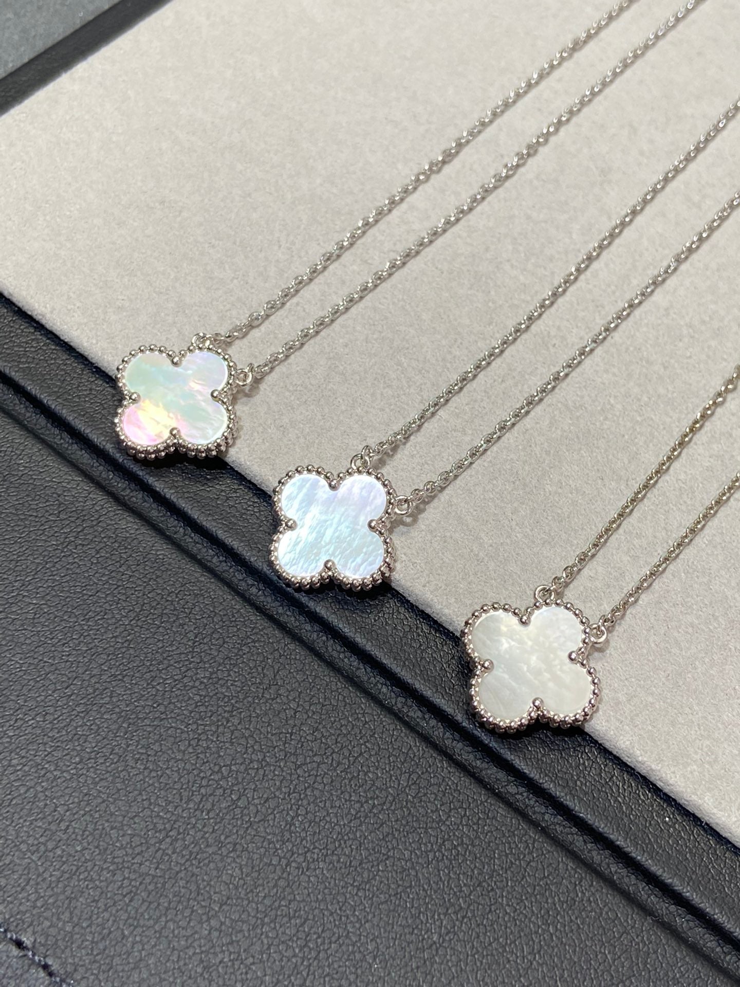 [Olivia JW]CLOVER MEDIUM SILVER WHITE MOP NECKLACE