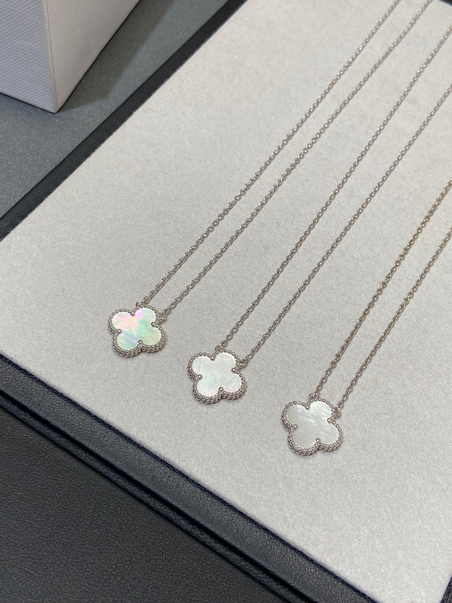 [Olivia JW]CLOVER MEDIUM SILVER WHITE MOP NECKLACE