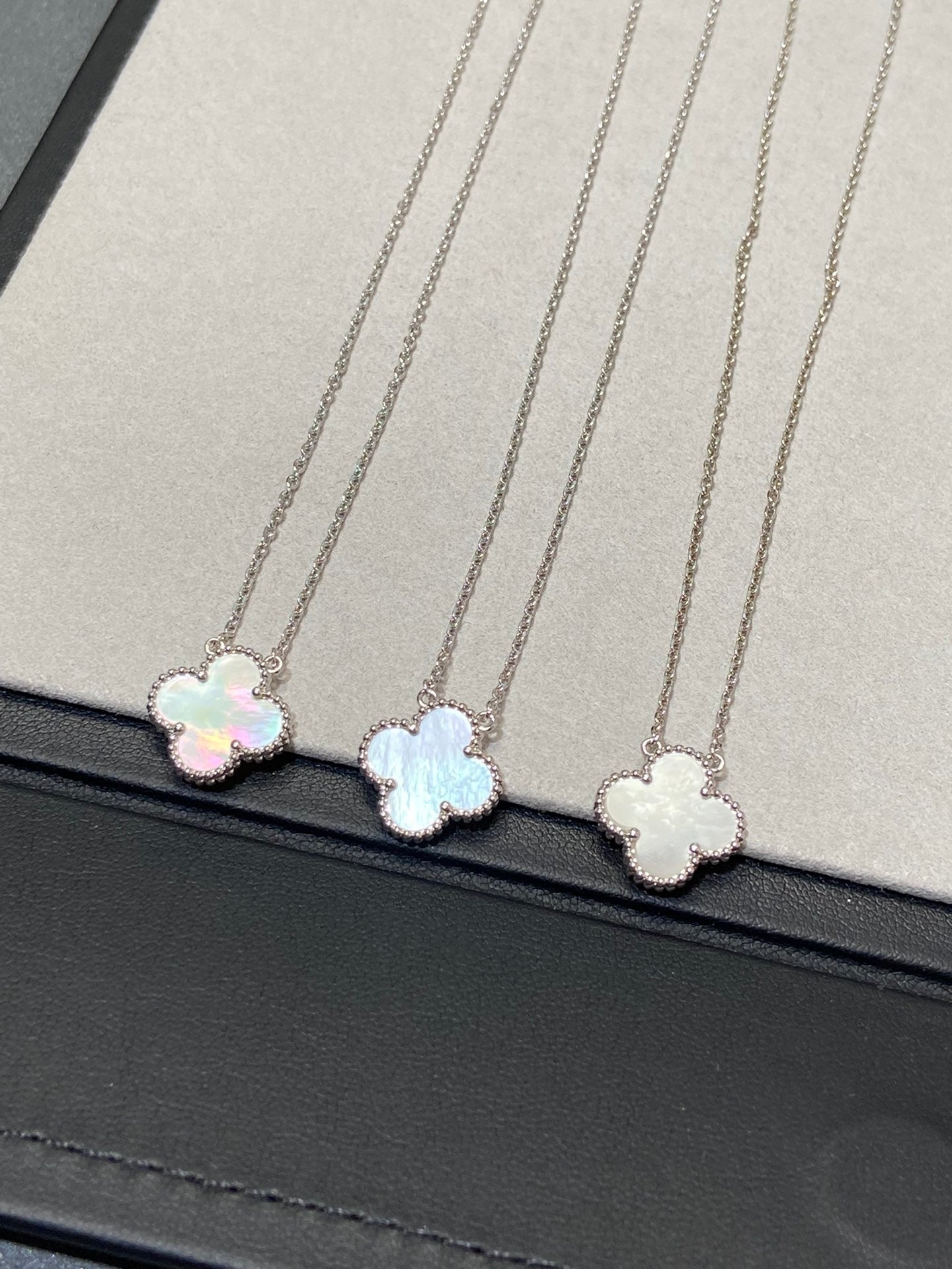 [Olivia JW]CLOVER MEDIUM SILVER WHITE MOP NECKLACE