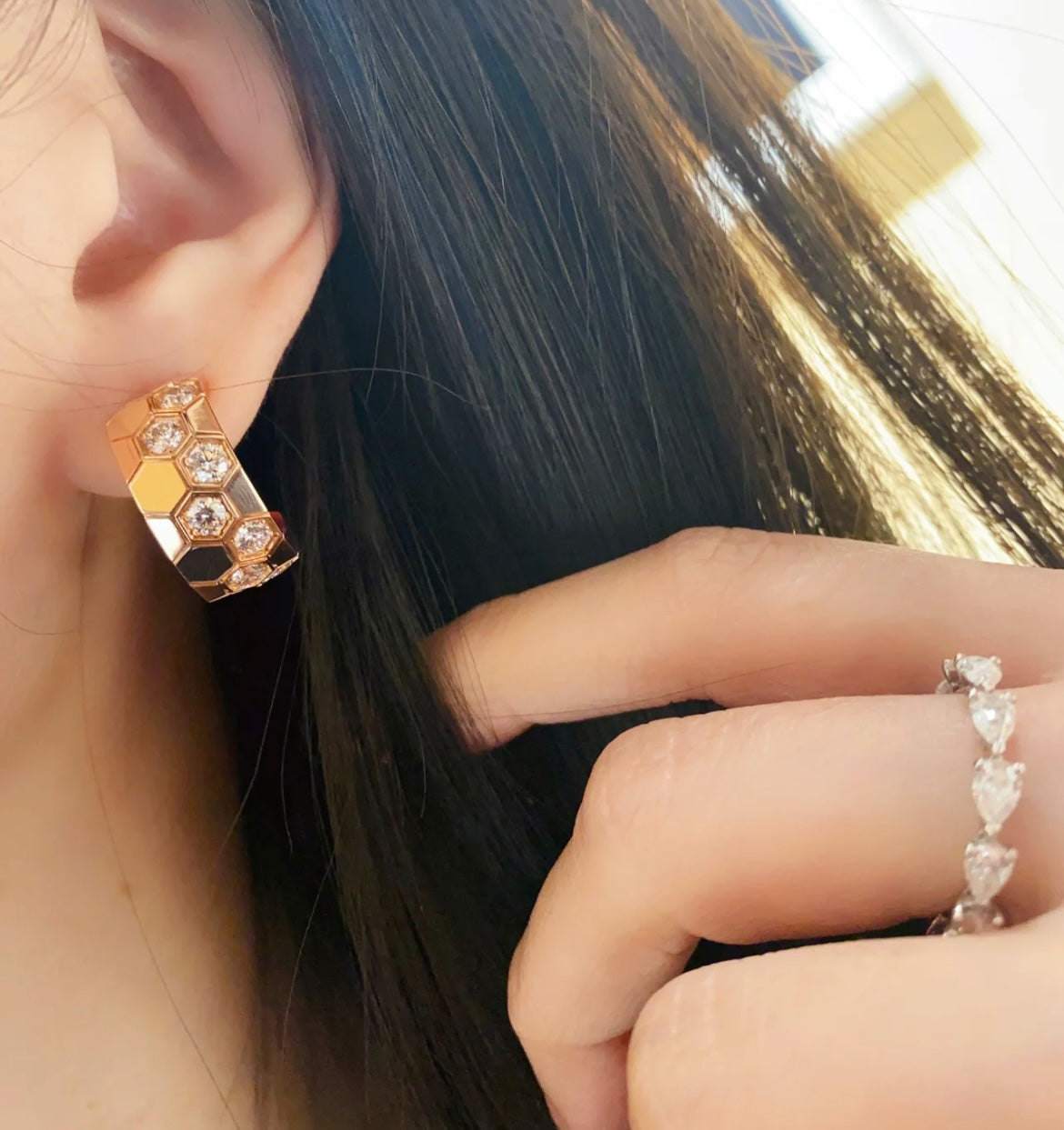 [Olivia JW]BEE LOVE DIAMOND HOOP EARRINGS