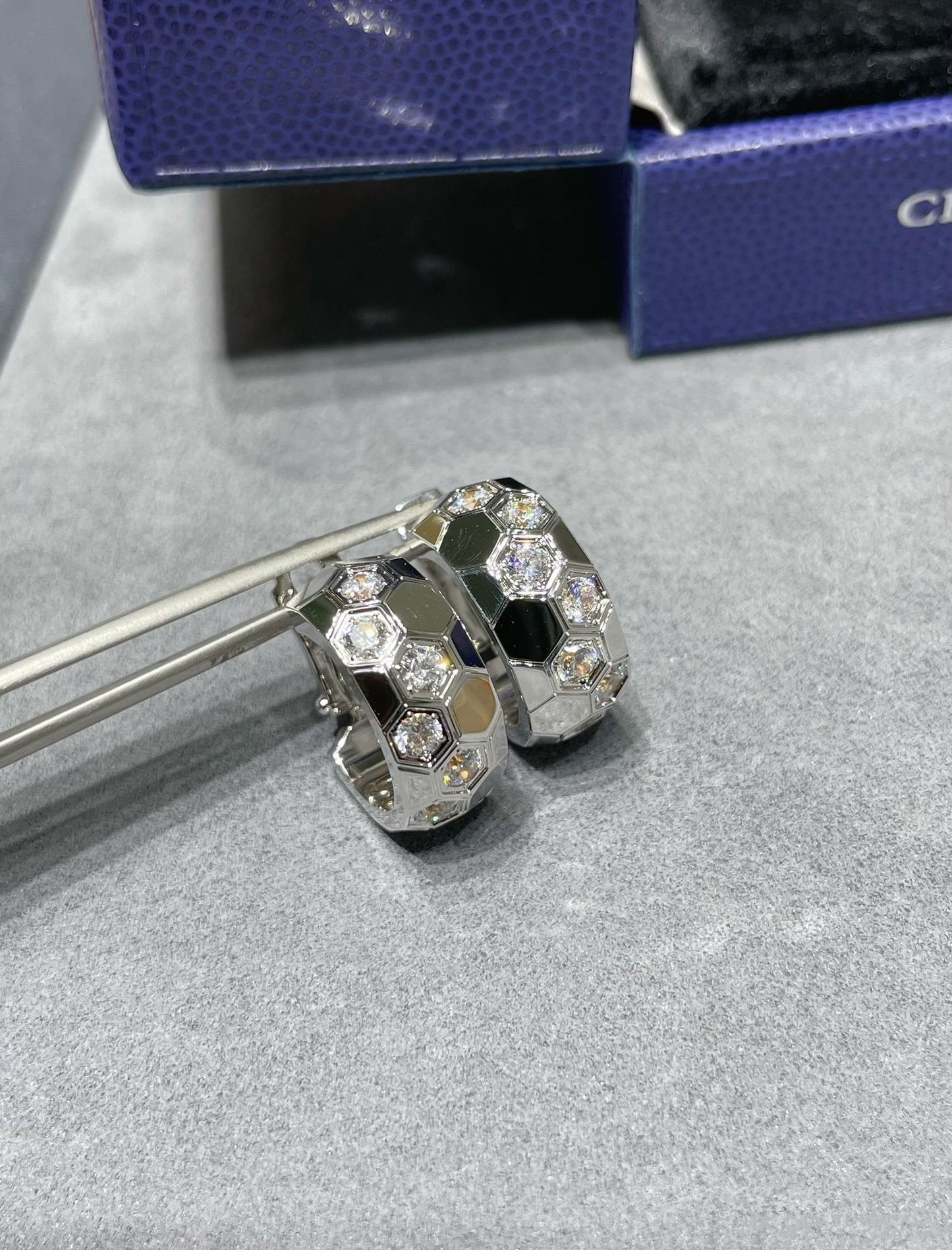 [Olivia JW]BEE LOVE DIAMOND HOOP EARRINGS
