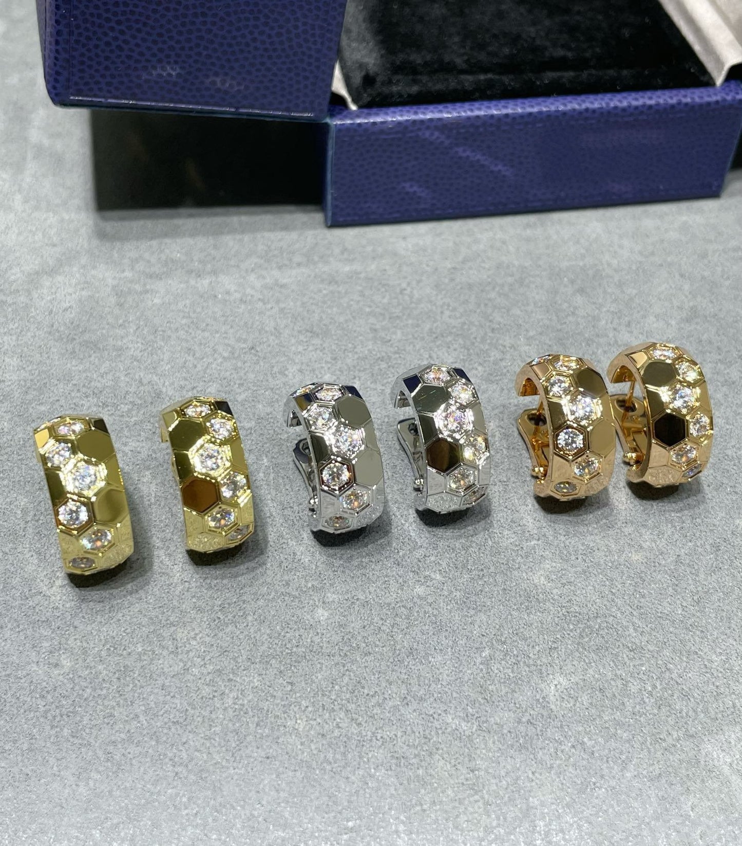 [Olivia JW]BEE LOVE DIAMOND HOOP EARRINGS