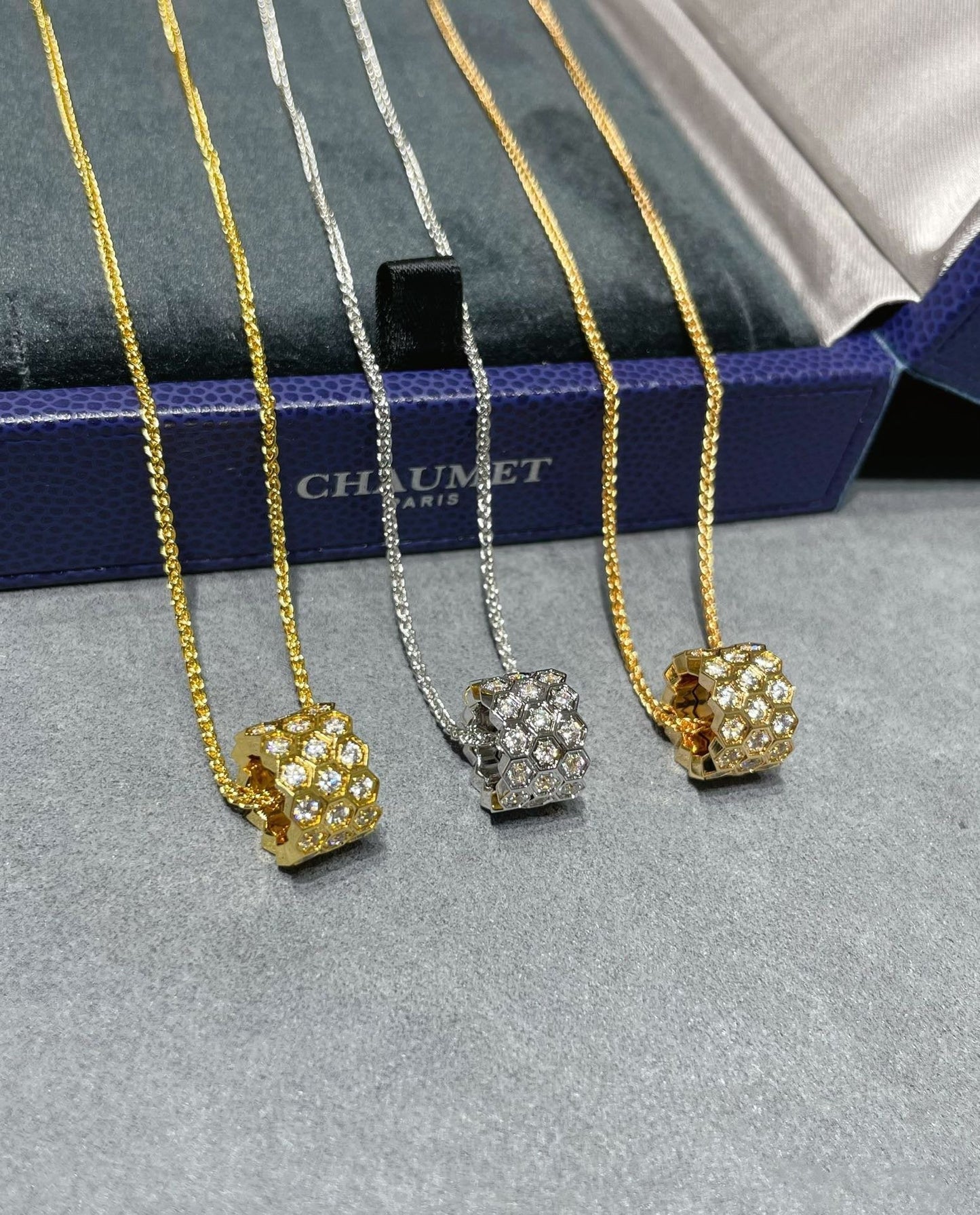 [Olivia JW]BEE LOVE DIAMOND PAVED 3 ROW NECKLACE