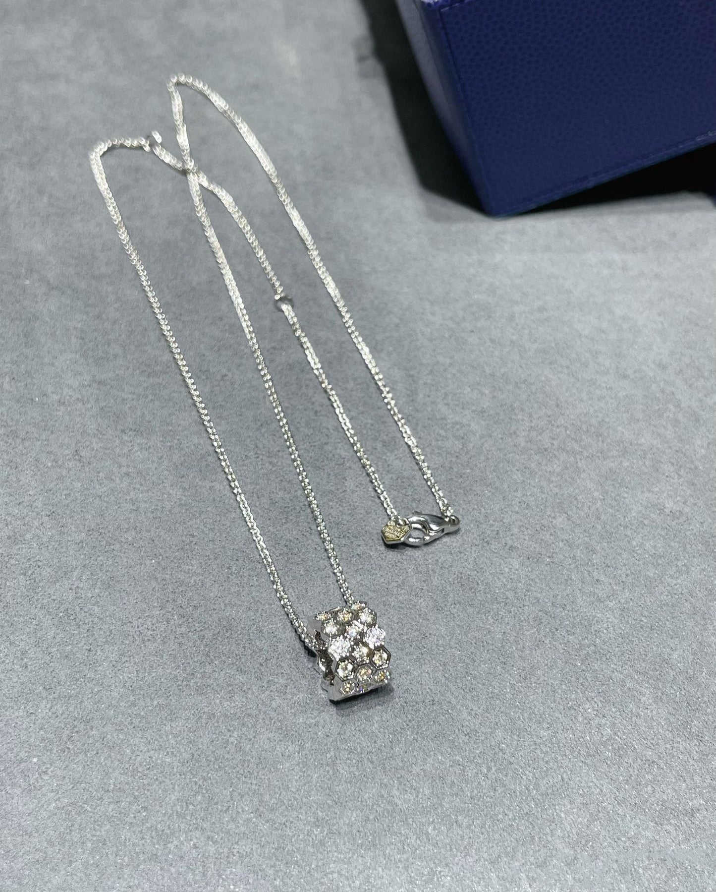 [Olivia JW]BEE LOVE DIAMOND PAVED 3 ROW NECKLACE
