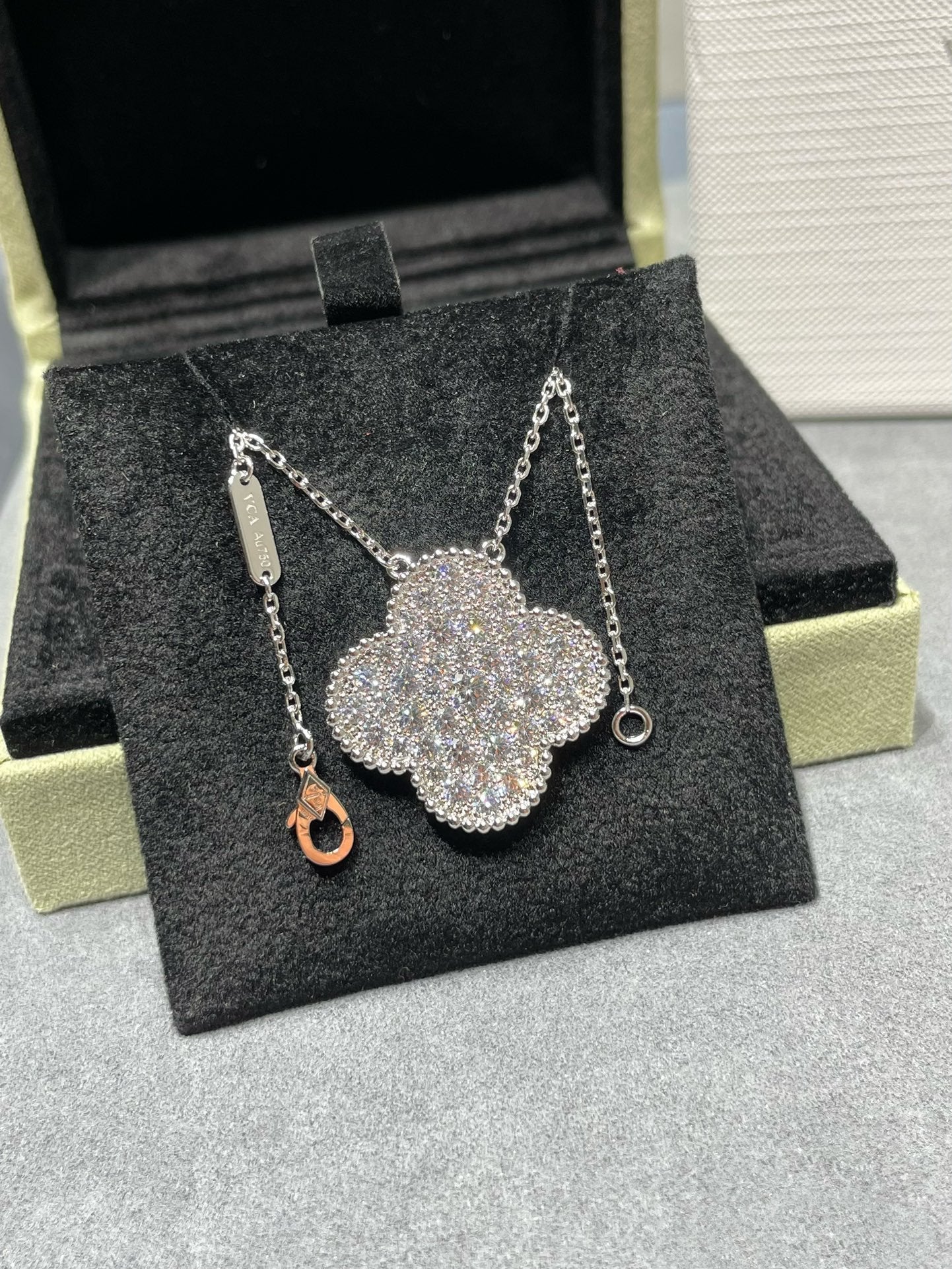 [Olivia JW]CLOVER 25MM LARGE PENDANT DIAMOND PAVED SILVER NECKLACE