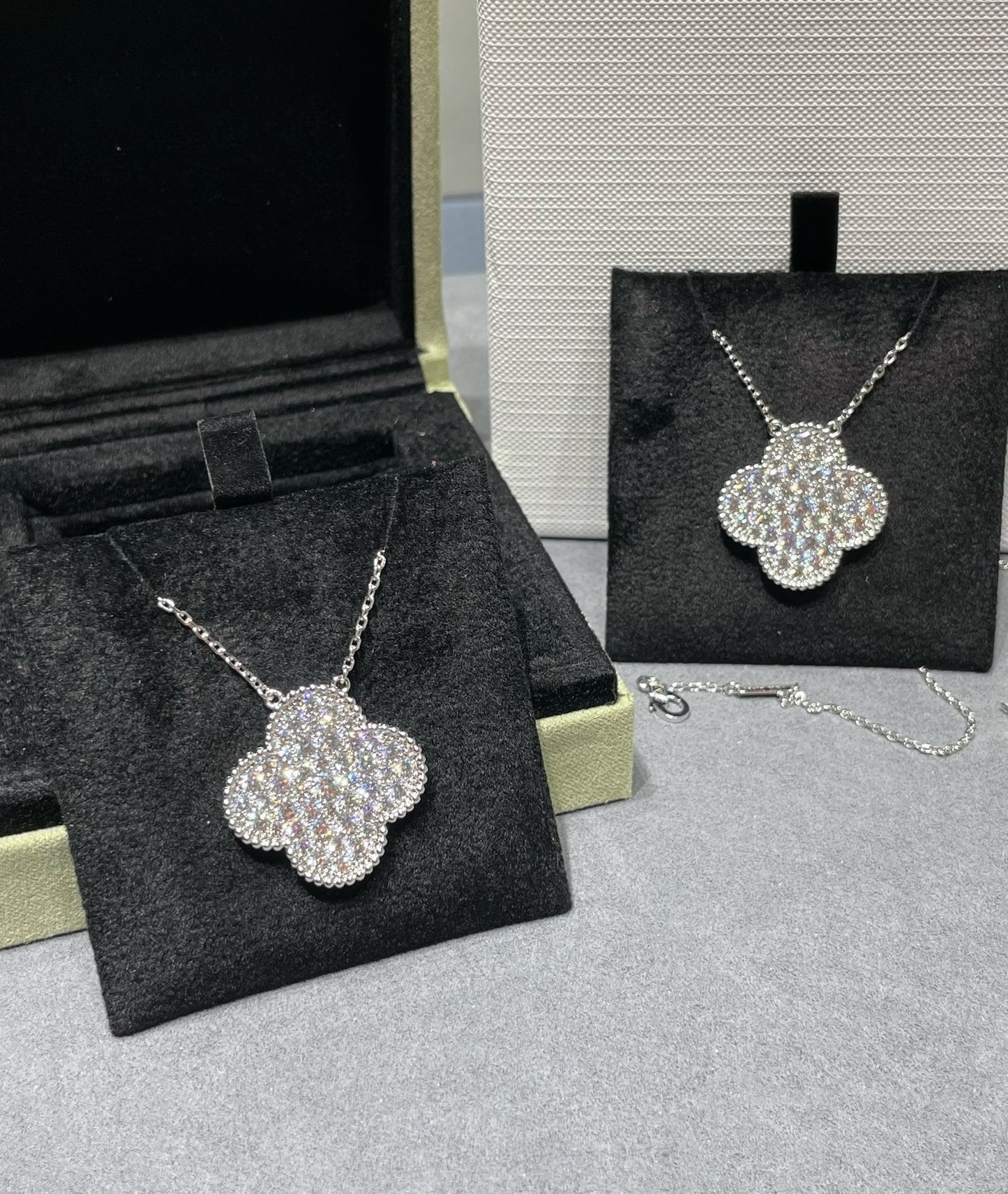 [Olivia JW]CLOVER 25MM LARGE PENDANT DIAMOND PAVED SILVER NECKLACE