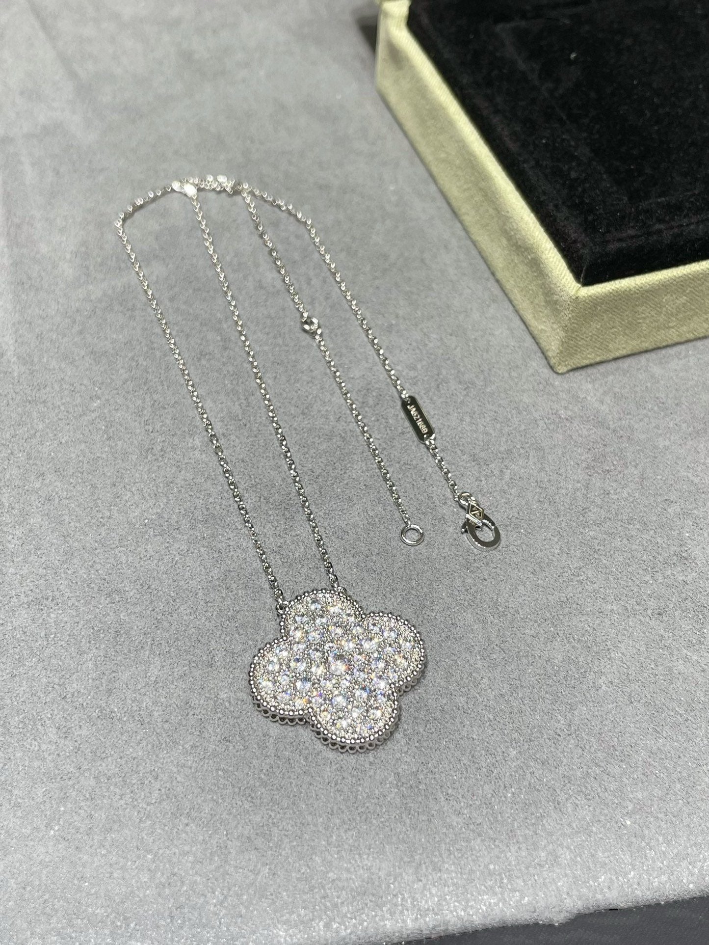 [Olivia JW]CLOVER 25MM LARGE PENDANT DIAMOND PAVED SILVER NECKLACE