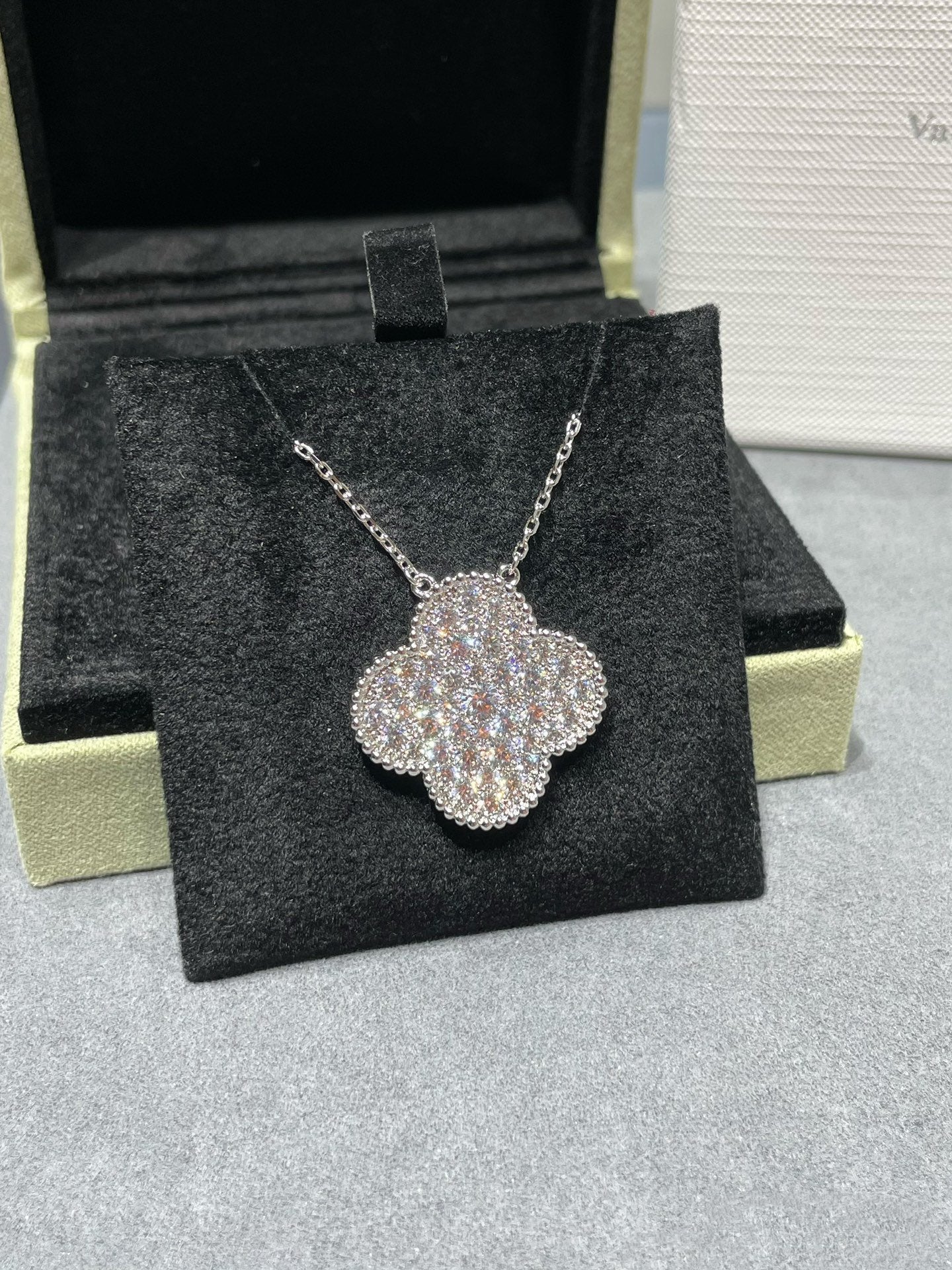 [Olivia JW]CLOVER 25MM LARGE PENDANT DIAMOND PAVED SILVER NECKLACE