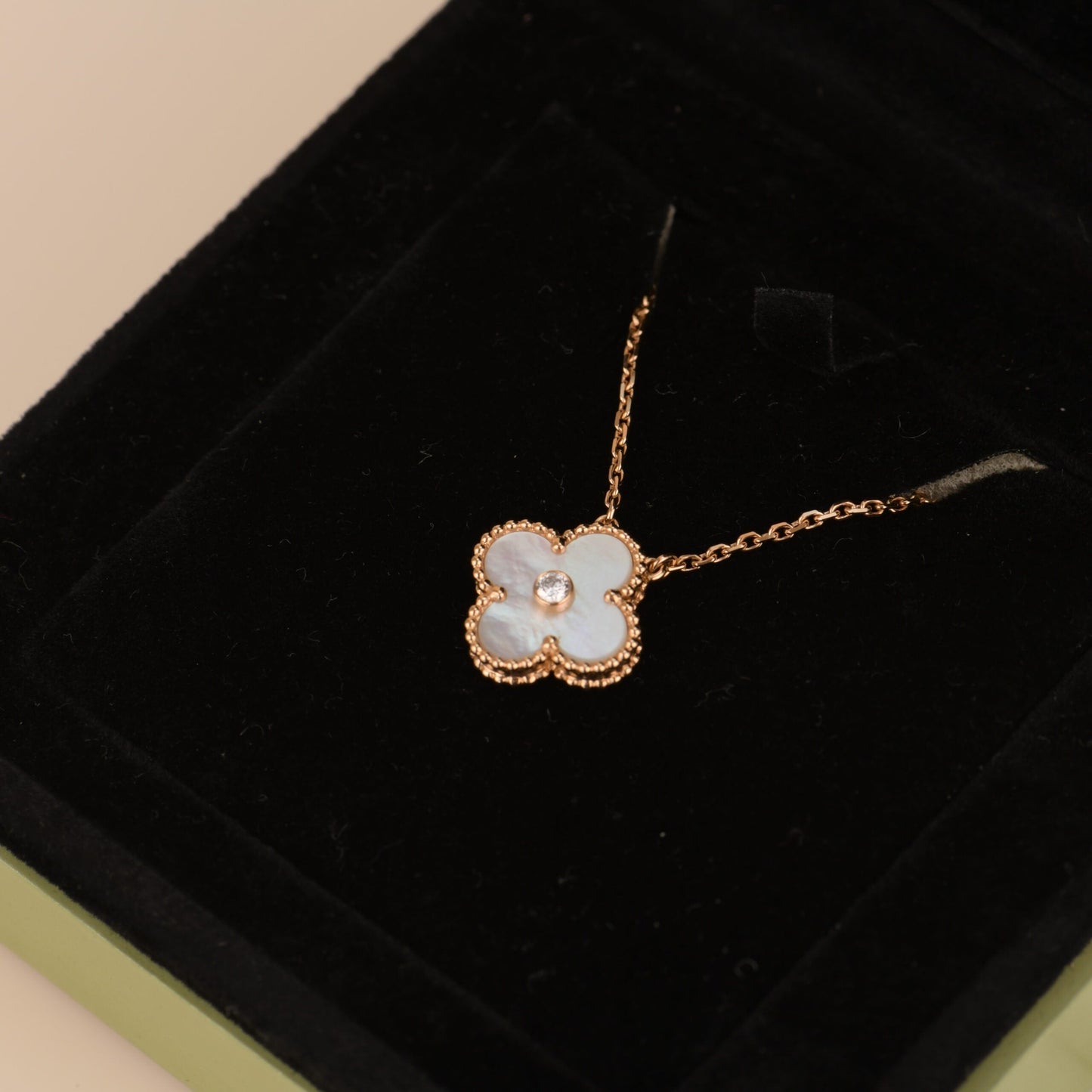 [Olivia JW]CLOVER 15MM DIAMOND WHITE FRITILLARIA NECKLACE