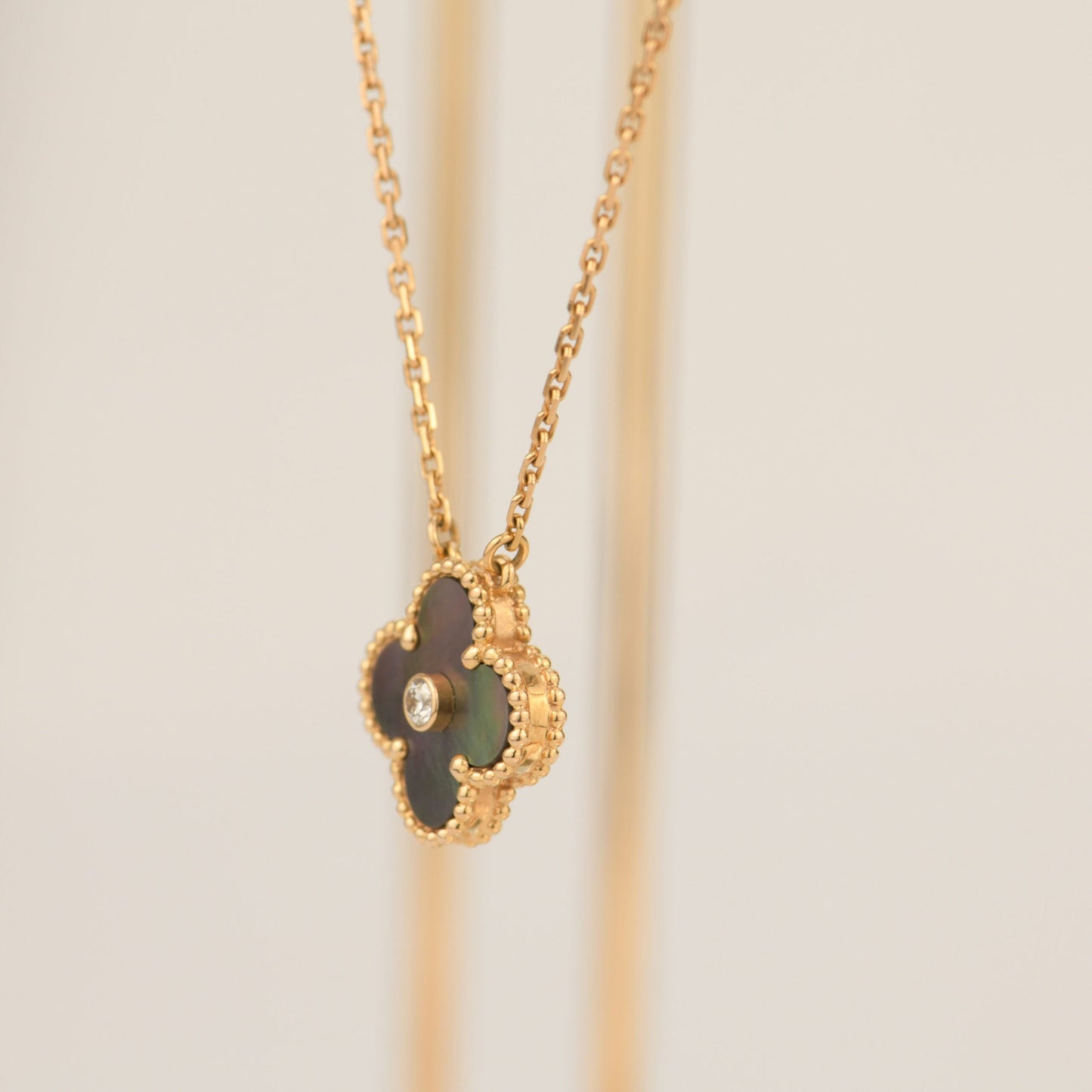 [Olivia JW]CLOVER 15MM DIAMOND AND MOTHER-OF-GREY NECKLACE