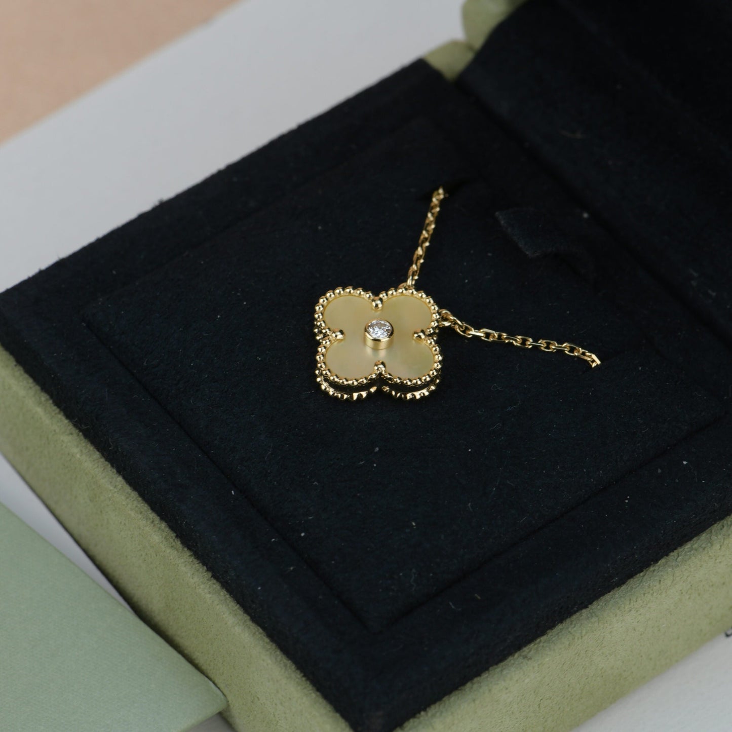 [Olivia JW]CLOVER 15MM DIAMOND GOLD MOTHER OF PEARL NECKLACE