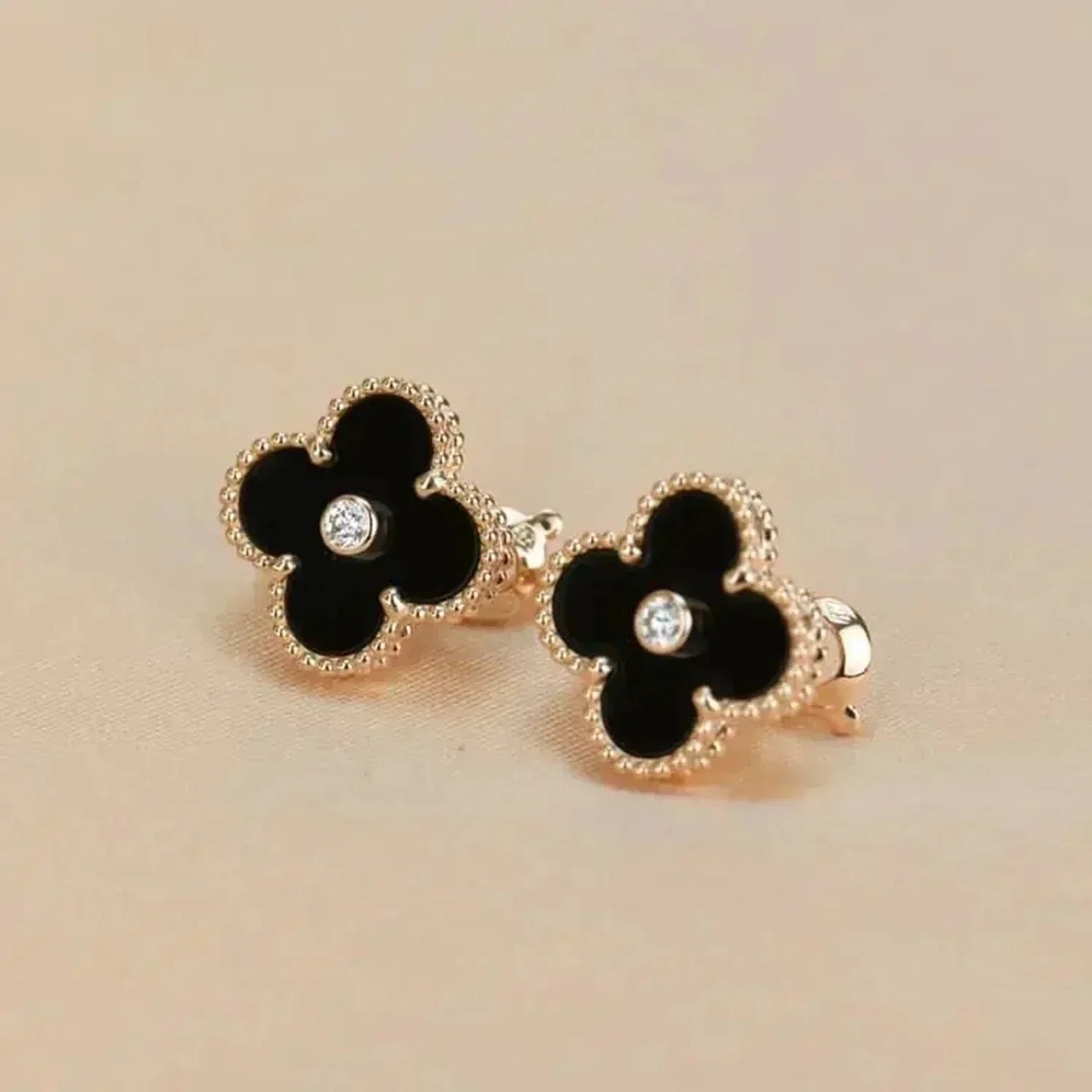 [Olivia JW]CLOVER MEDIUM 1 MOTIFS ONYX DIAMOND EARRINGS