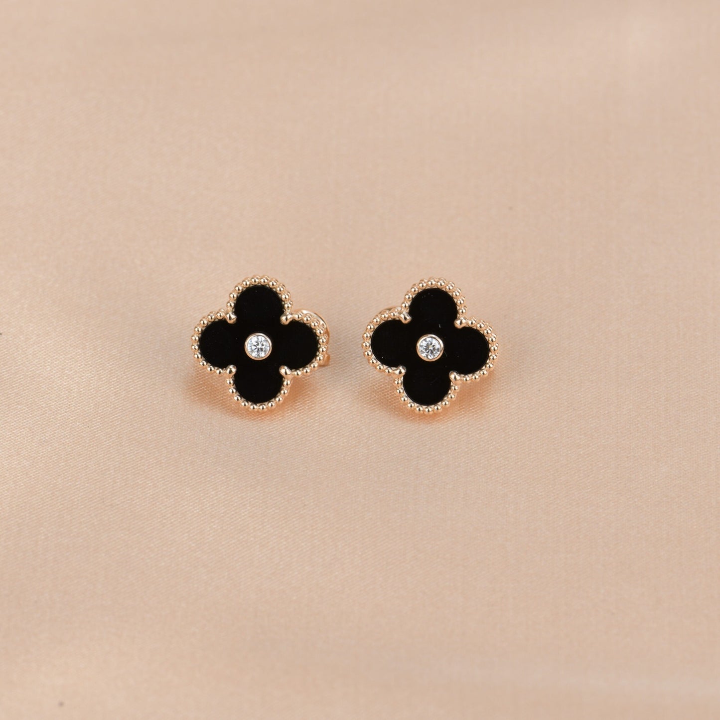 [Olivia JW]CLOVER MEDIUM 1 MOTIFS ONYX DIAMOND EARRINGS