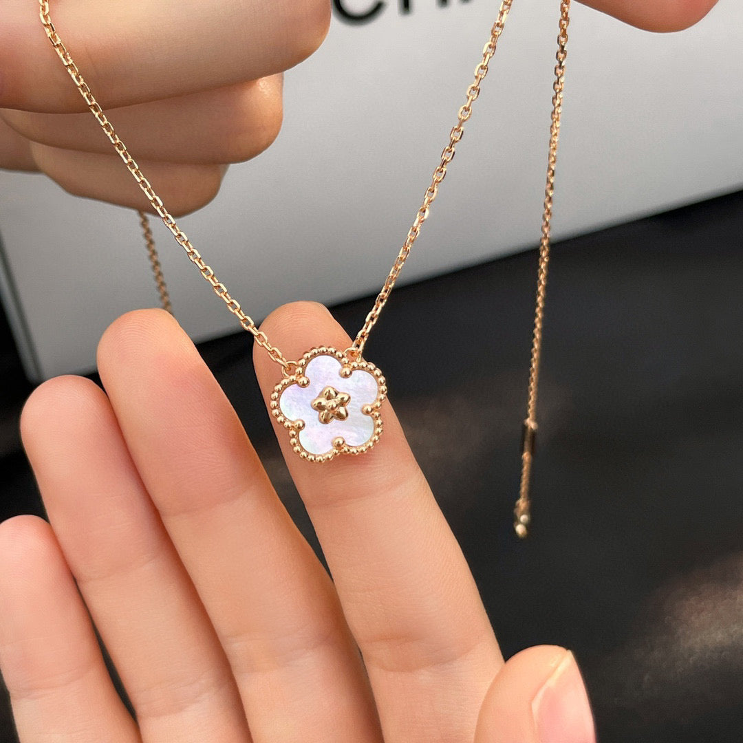 [Olivia JW]LUCKY  WHITE MOP  PLUM BLOSSOM NECKLACE