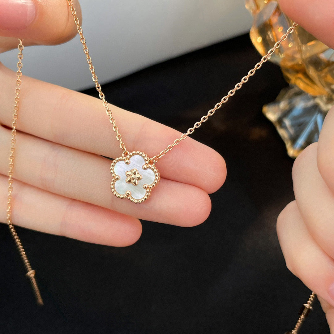 [Olivia JW]LUCKY  WHITE MOP  PLUM BLOSSOM NECKLACE