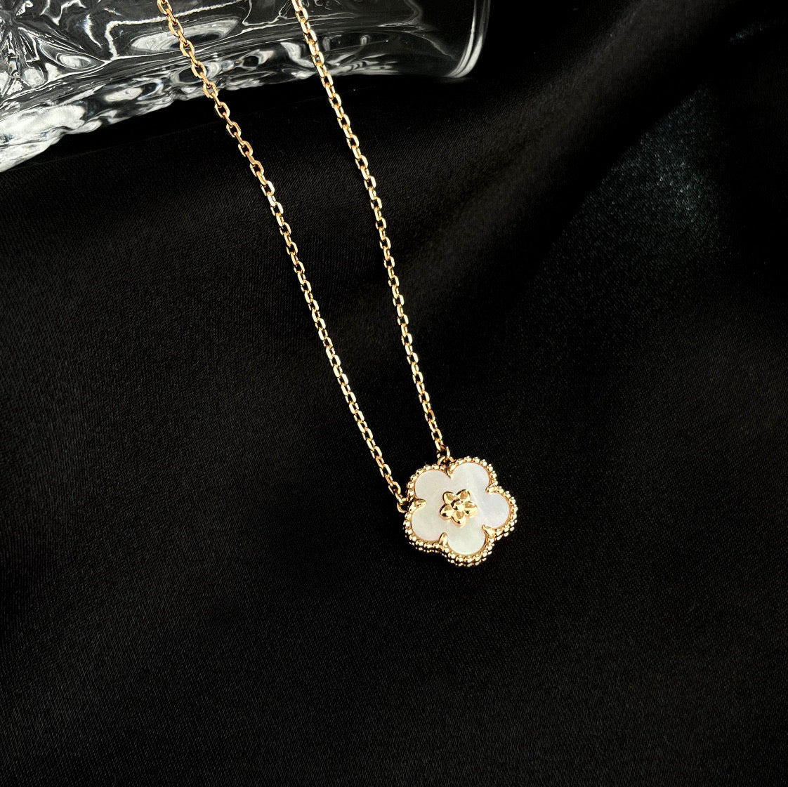 [Olivia JW]LUCKY  WHITE MOP  PLUM BLOSSOM NECKLACE