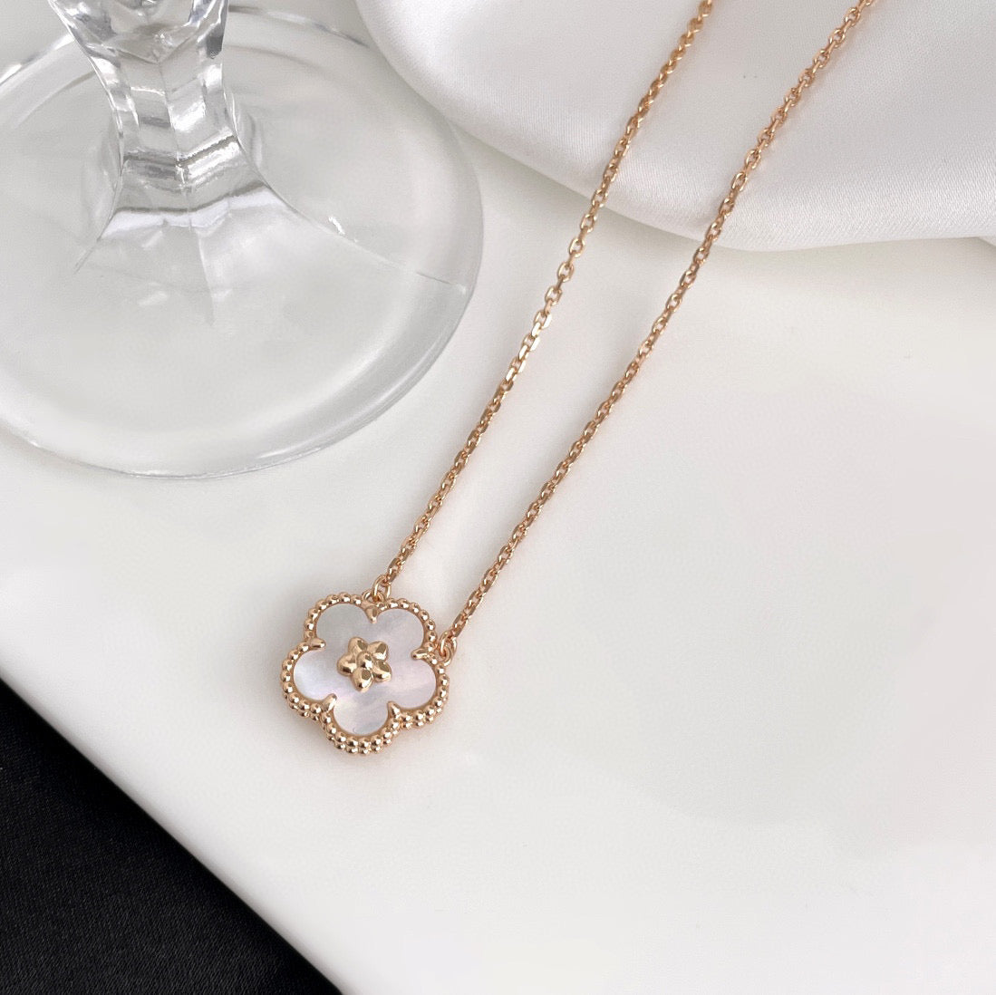 [Olivia JW]LUCKY  WHITE MOP  PLUM BLOSSOM NECKLACE