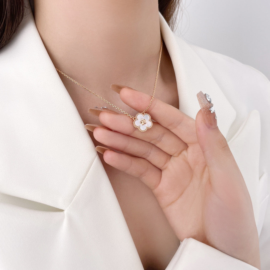 [Olivia JW]LUCKY  WHITE MOP  PLUM BLOSSOM NECKLACE