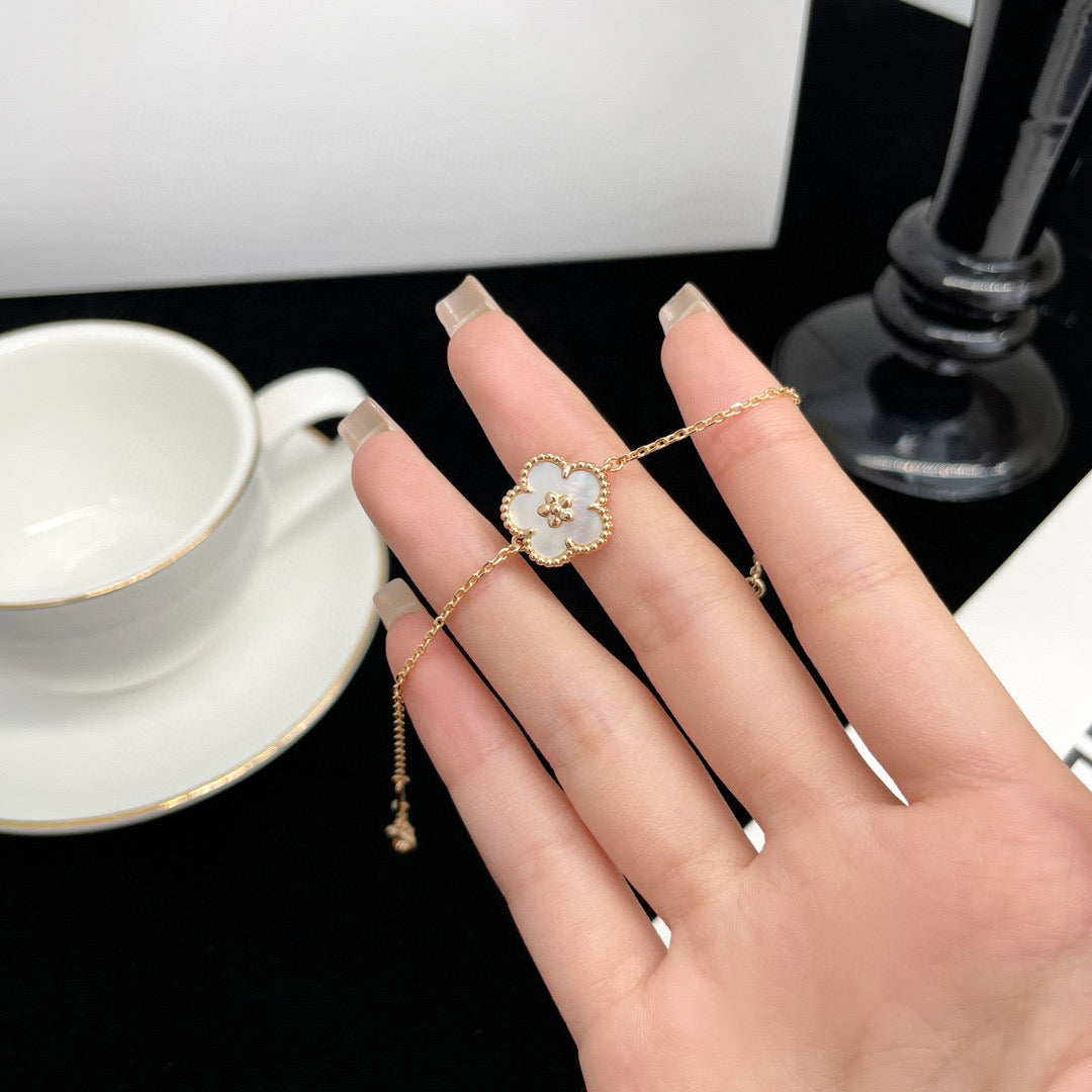 [Olivia JW]LUCKY WHITE MOP PLUM BLOSSOM  BRACELET