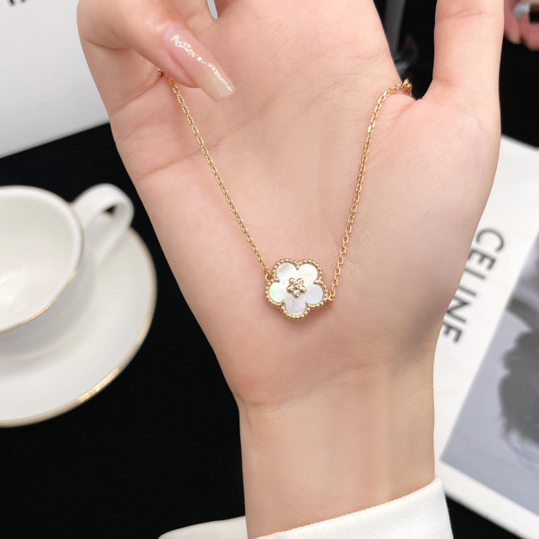 [Olivia JW]LUCKY WHITE MOP PLUM BLOSSOM  BRACELET