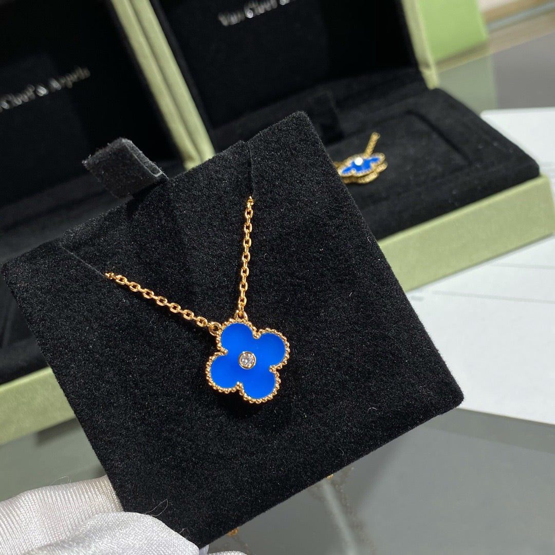 [Olivia JW]CLOVER 15MM DIAMOND AND BLUE AGATE NECKLACE