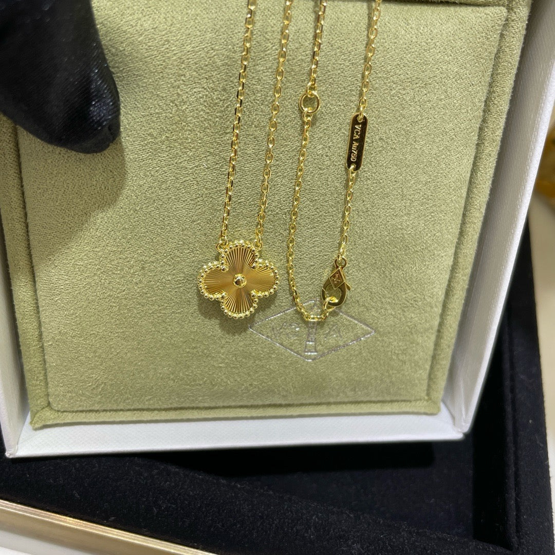 [Olivia JW]CLOVER 15MM LASER NECKLACE