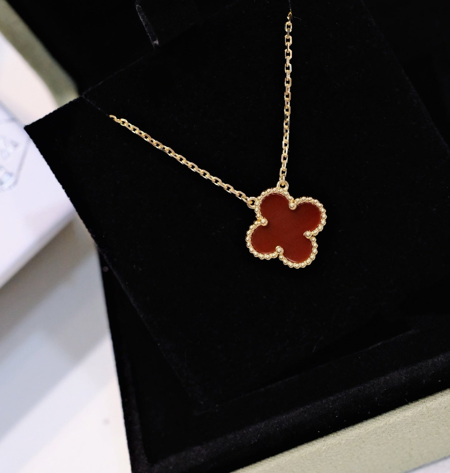 [Olivia JW]CLOVER 15MM CARNELIAN SINGLE FLOWER NECKLACE