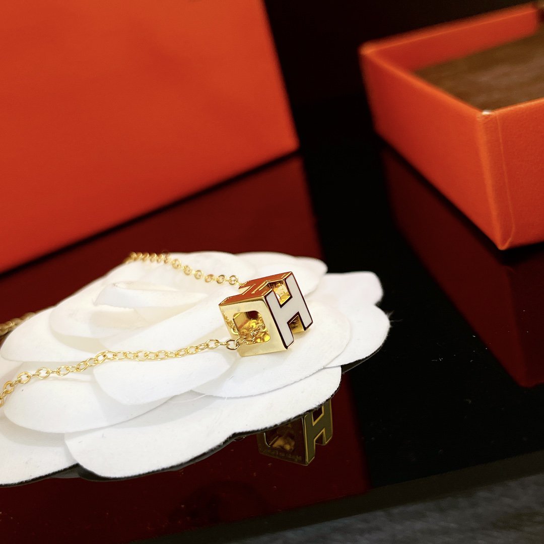 [Olivia JW]H WHITE SQUARE GOLD NECKLACE