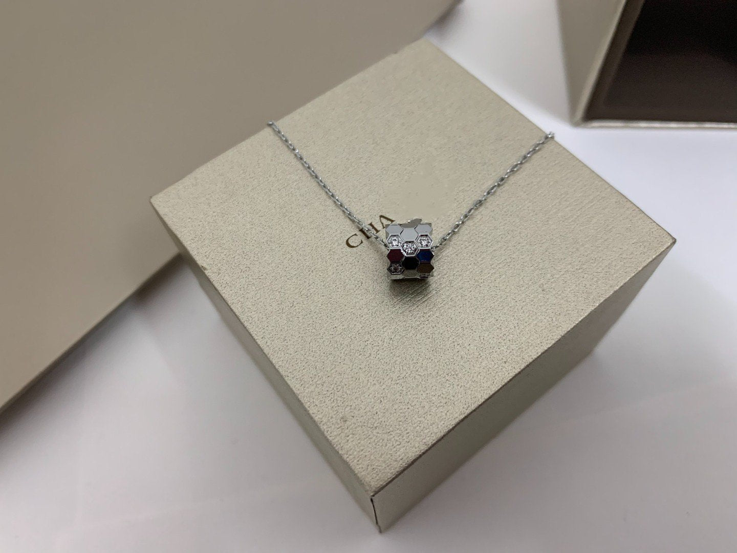 [Olivia JW]BEE LOVE DIAMOND NECKLACE