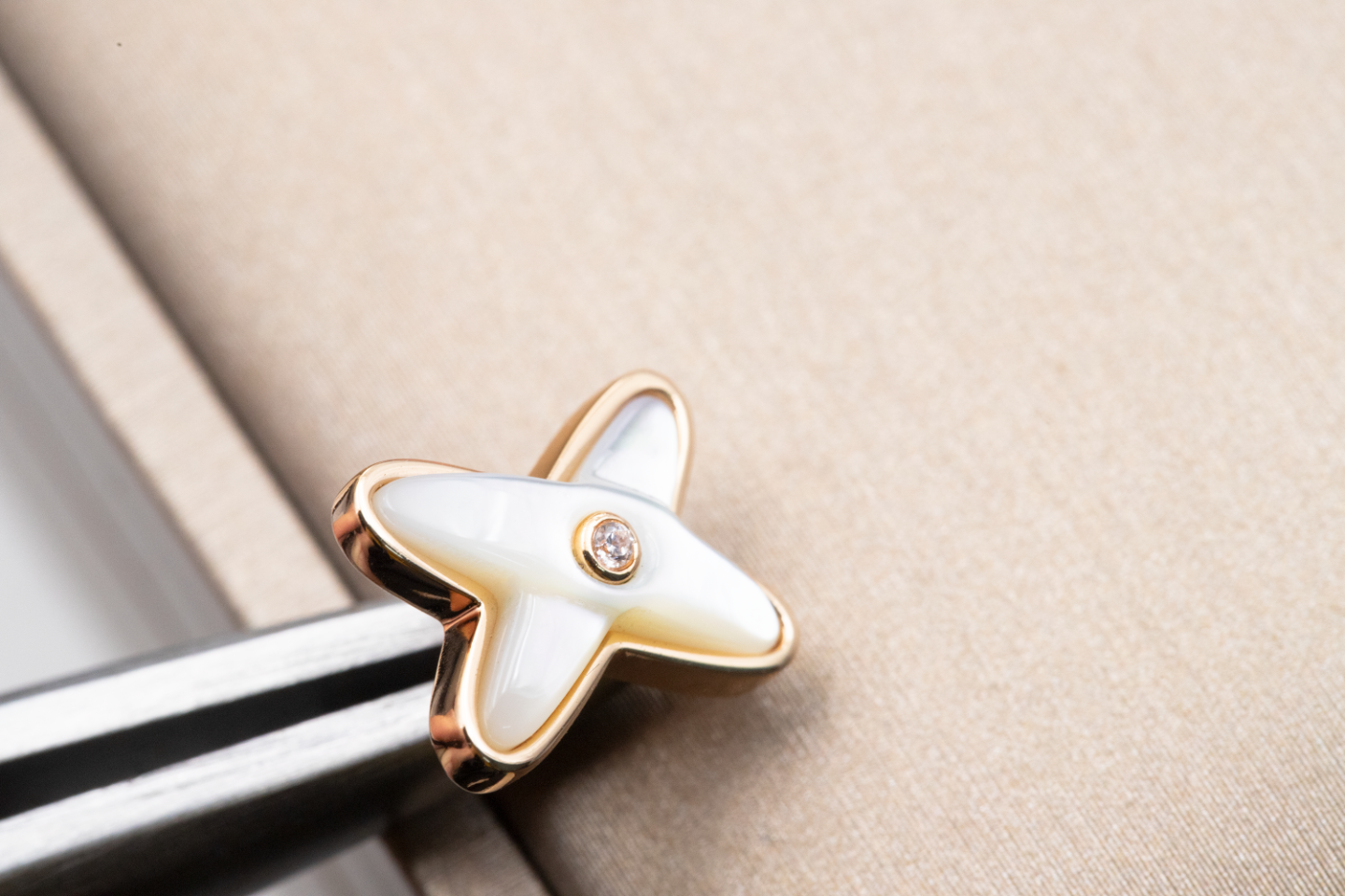 [Olivia JW]JEUX DE WHITE MOP PINK GOLD DIAMOND EARRINGS