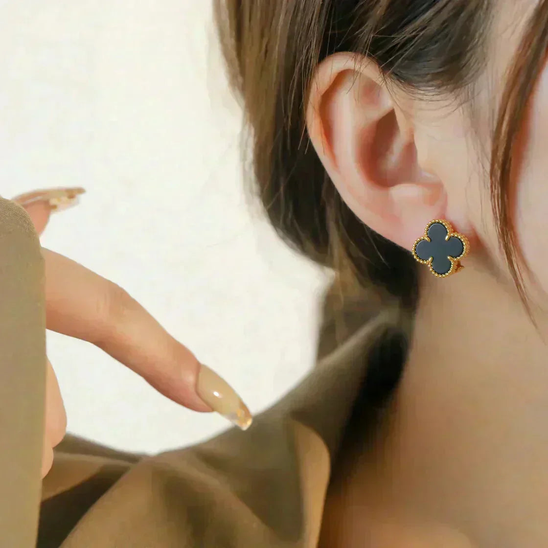 [Olivia JW]CLOVER MEDIUM 1 MOTIFS  ONYX STUD EARRINGS