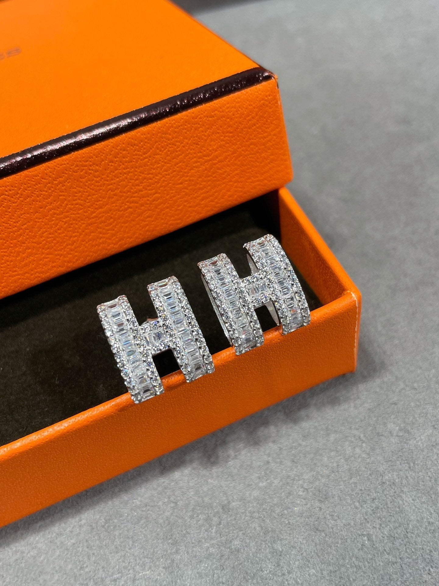 [Olivia JW]H STUD EARRINGS WITH SILVER DIAMONDS