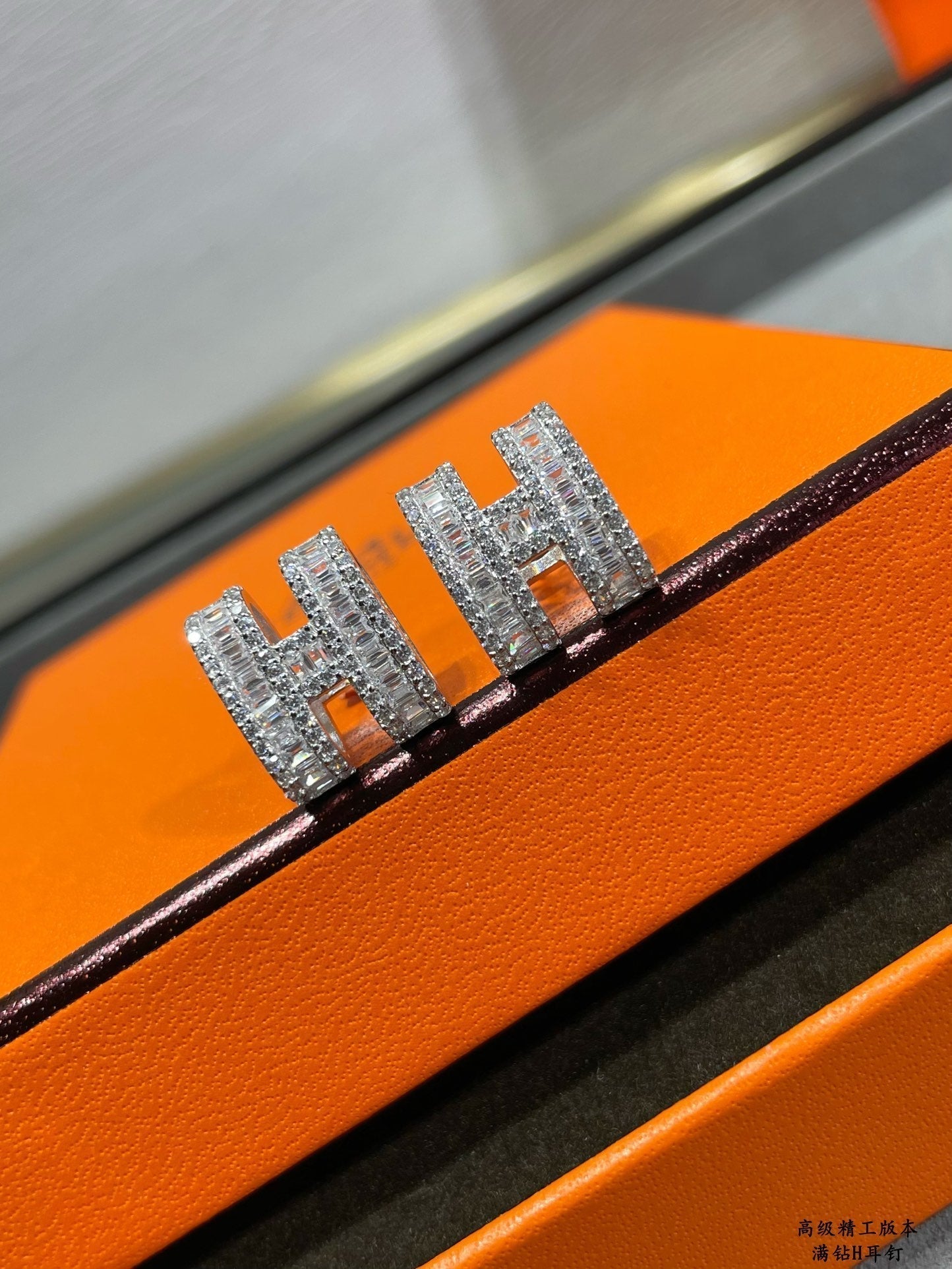 [Olivia JW]H STUD EARRINGS WITH SILVER DIAMONDS